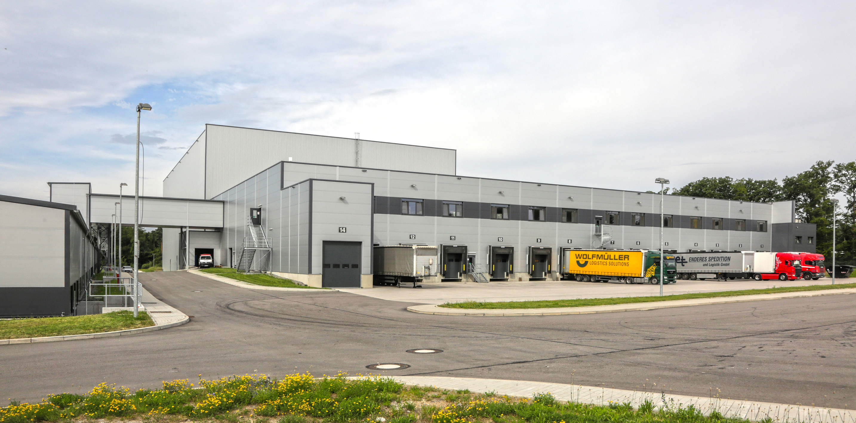 Das neue Logistik- und Verpackungszentrum von Tiernahrung Deuerer im Industriegebiet Rüdtwald in Bretten-Gölshausen hat insgesamt 210.000 Quadratmeter Fläche.