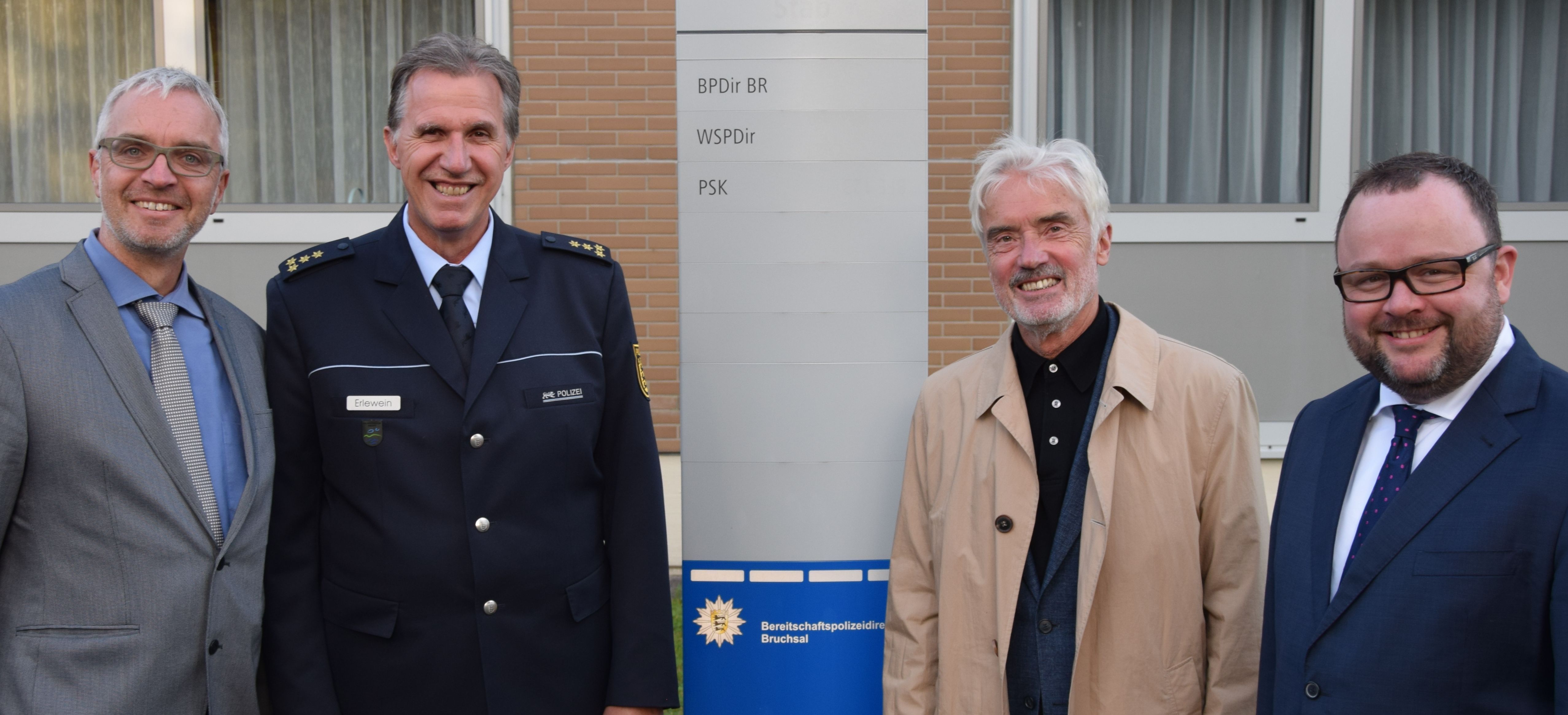 Bei der Bereitschaftspolizeidirektion Bruchsal informierten sich die Freien Demokraten über die vielfältigen Einsätze und die notwendige Ersatzbeschaffung von Großgeräten wie Einsatzfahrzeugen und LKW für die Polizei. Das Foto zeigt v.r. Dr. Christian Jung, Prof. Dr. Ulrich Goll MdL, Leitender Polizeidirektor Volker Erlewein und Hendrik Tzschaschel.