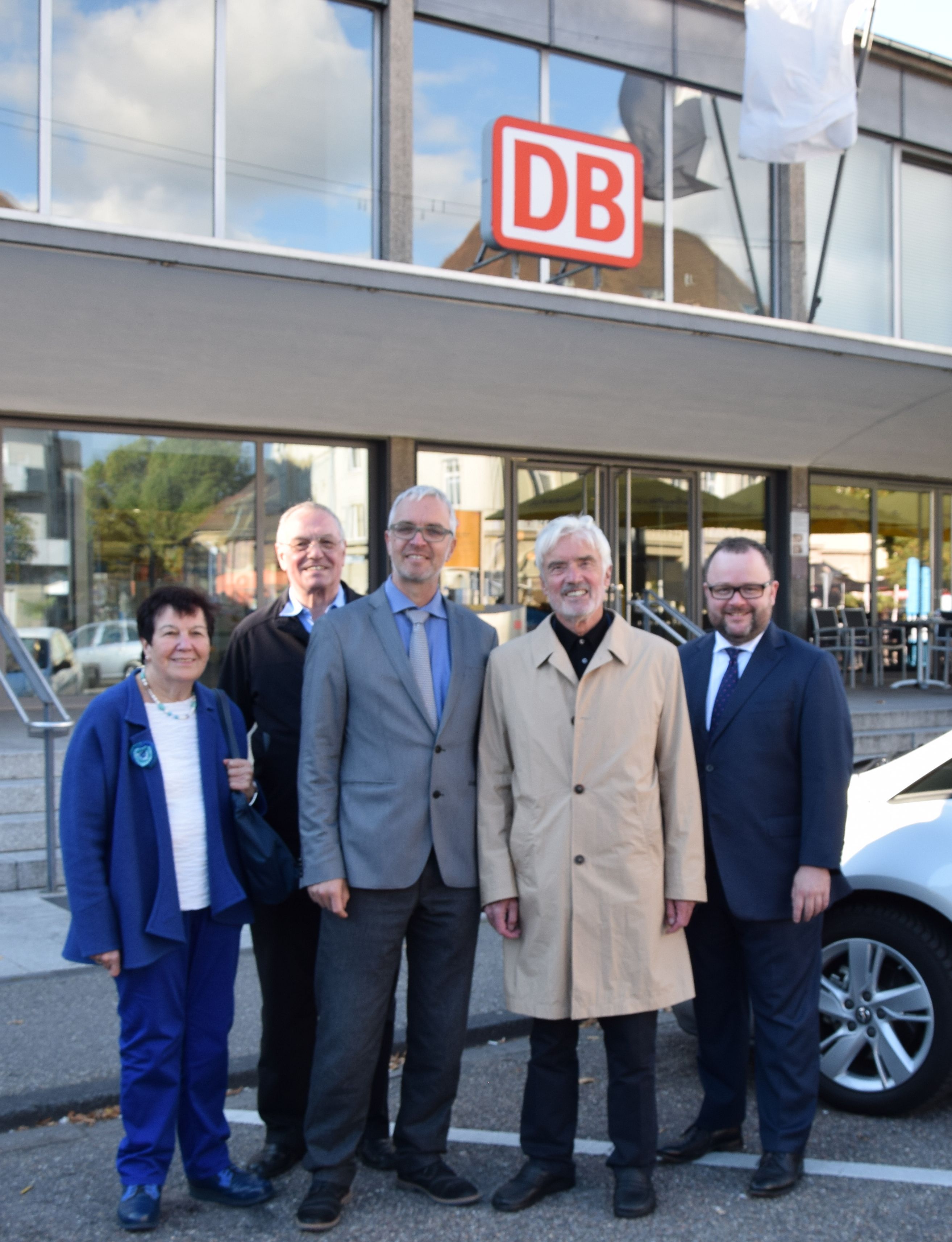 Justizminister a.D. Prof. Dr. Ulrich Goll (2.v.r.) besuchte Anfang Oktober 2016 Bruchsal. Im und rund um den Bruchsaler Bahnhof ließ er sich das Sicherheitskonzept der Freien Demokraten für den Bahnhof vorstellen. Das Foto zeigt außerdem v.r. Dr. Christian Jung, Hendrik Tzschaschel, Ellen Kleiber und Werner Schön.