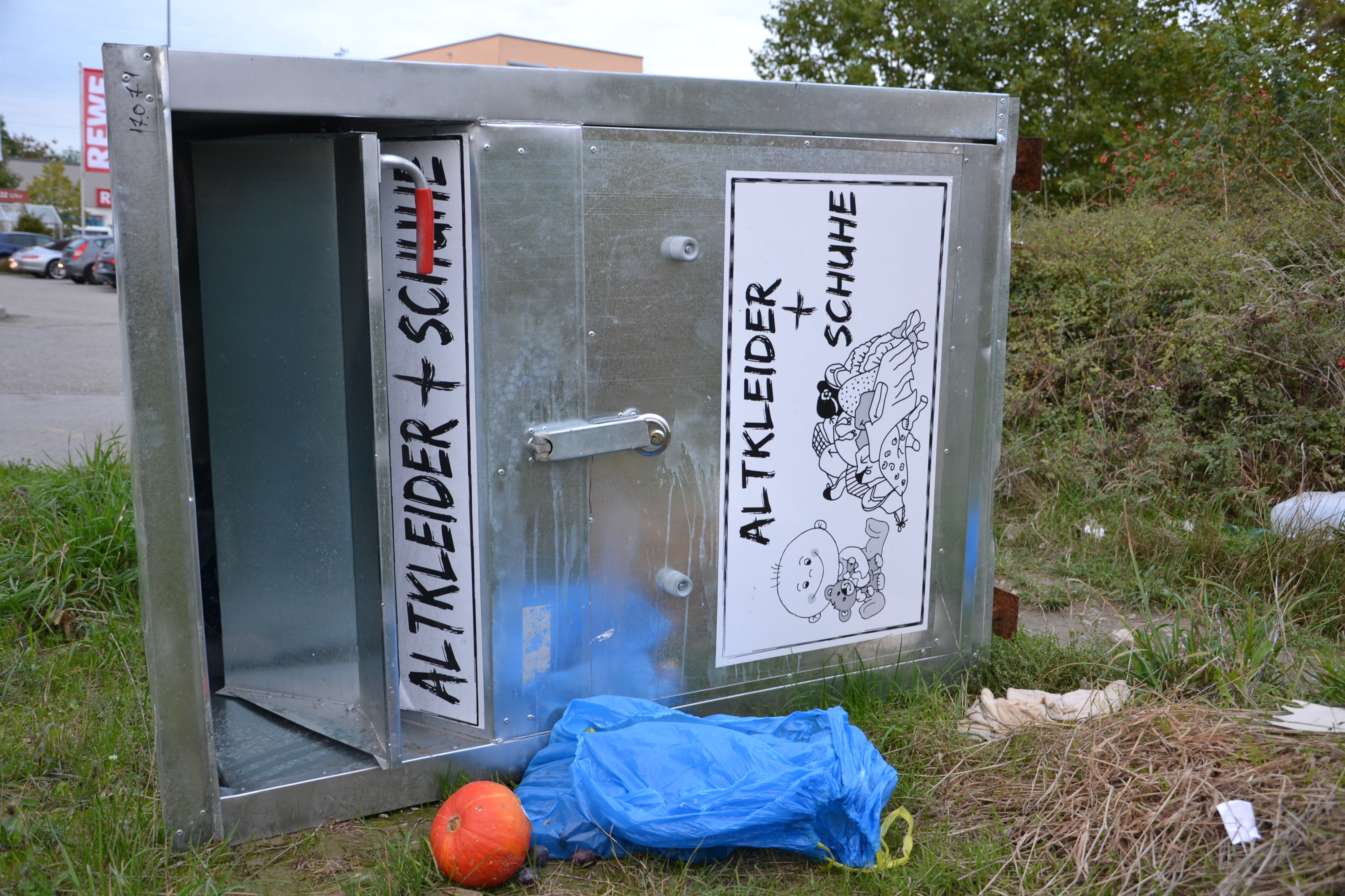 Ein Altkleidercontainer ohne Adresse liegt am Rande des Parkplatzes am Kraichgau Center.