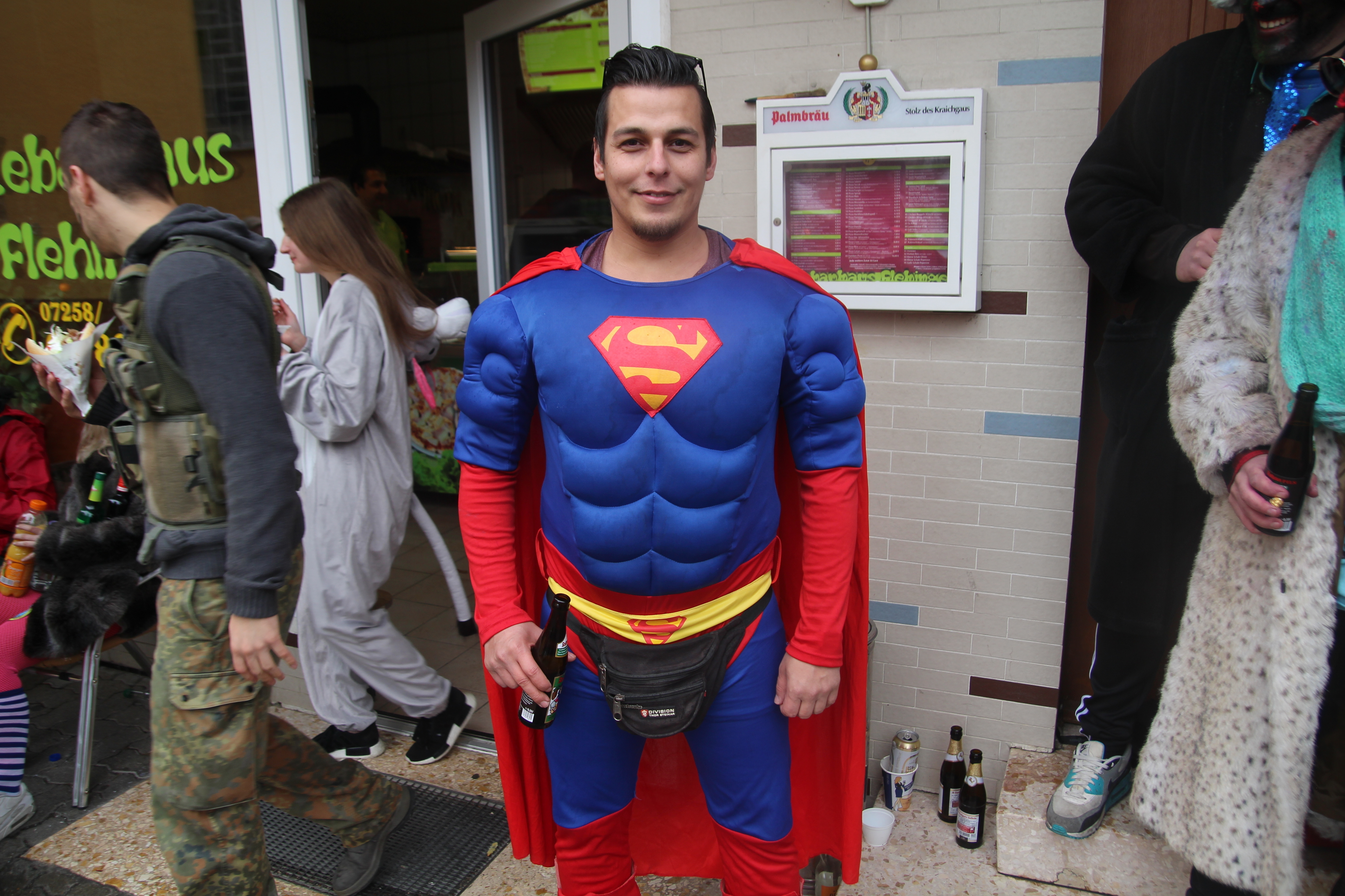 Benjamin Servay aus Flehingen brachte es mit seinem Kostüm "biertrinkender Superman" auf Platz 3.