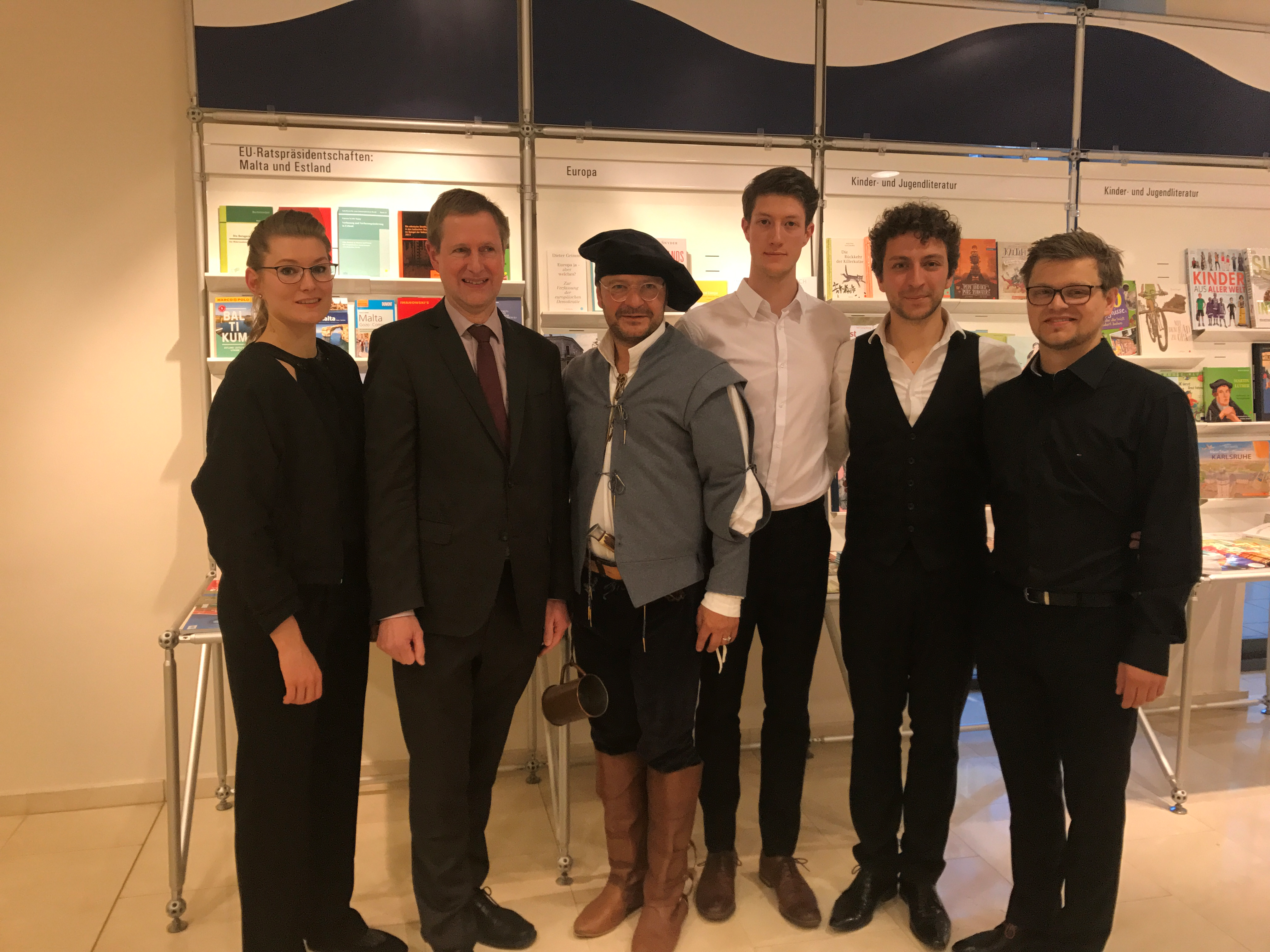 v.l.: Maren Ulrich (Akademie), Eyke Peveling (stellvertrtender Leiter der Landesvertretung), Thomas Lindemann, Florian Esche, Felix Heller, Michael Lieb (alle drei Akademie).