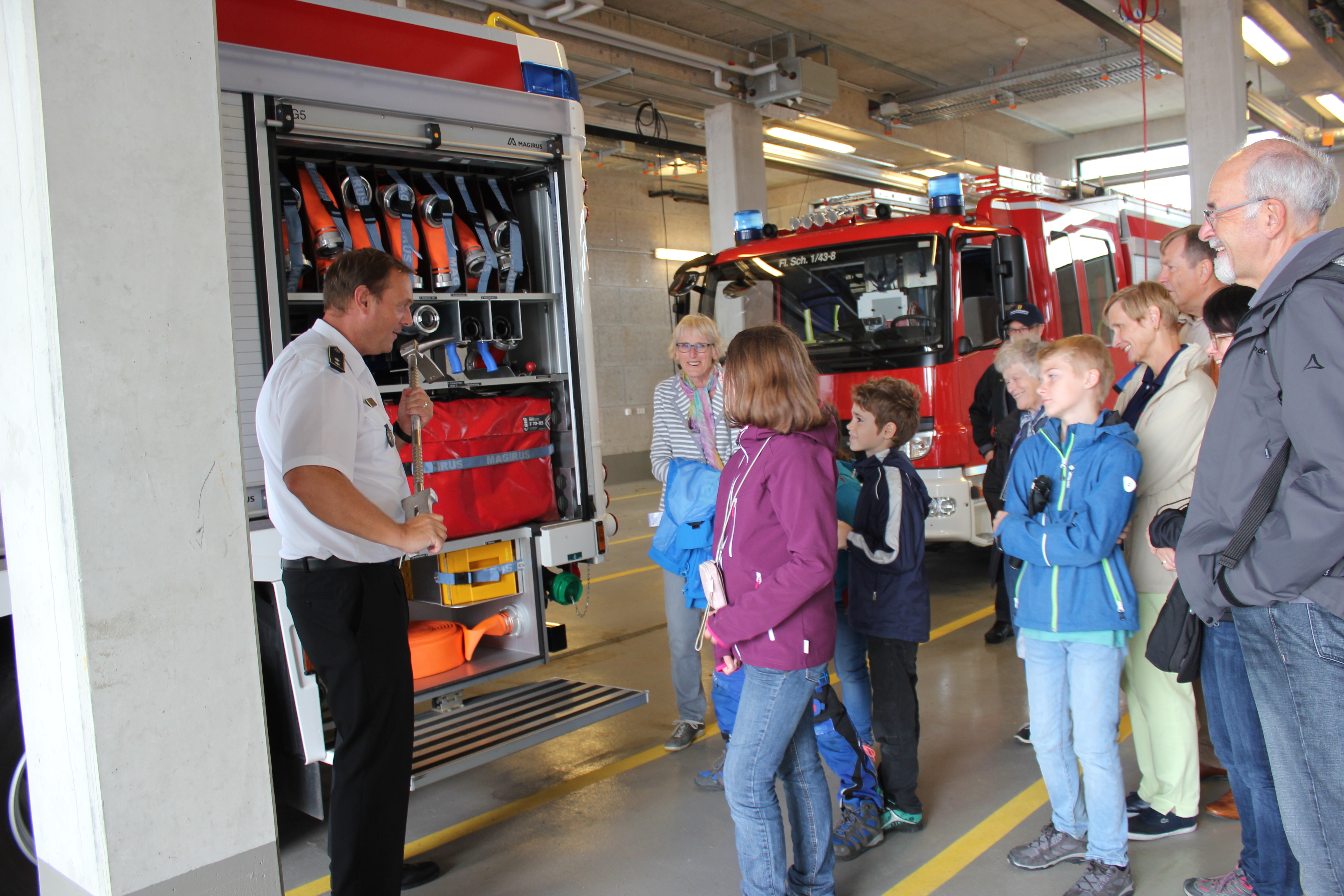 Toll, was in so einem Feuerwehrfahrzeug alles drin steckt! Die LeserInnen hatten viel Spaß beim Rundgang auf dem Gelände der Landesfeuerwehrschule in Bruchsal.