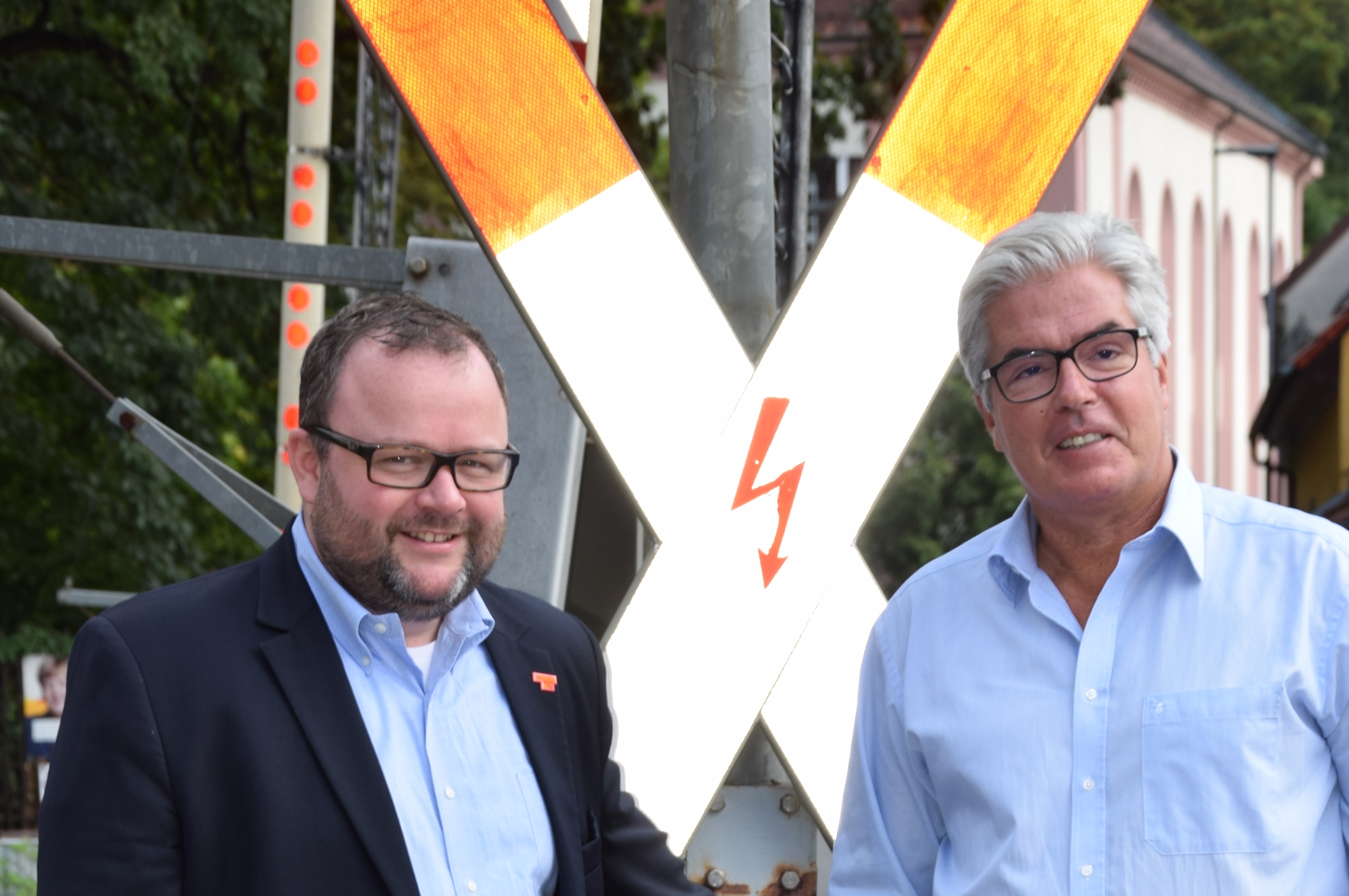 Bürgermeister Markus Rupp und FDP-Bundestagskandidat Dr. Christian Jung (l.) waren zusammen in Gondelsheim unterwegs. Beide wollen rasch den bisherigen Bahnübergang durch einen unterirdischen Kreisel ersetzen. (Foto: SO)