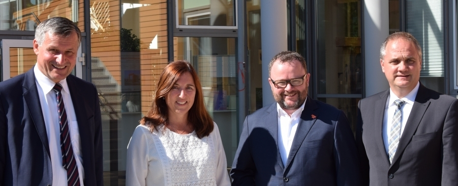 FDP-Fraktionsvorsitzender Dr. Hans-Ulrich Rülke MdL (v.l.), Bürgermeisterin Ute Göbelbecker, FDP-Bundestagskandidat Dr. Christian Jung und Bürgermeister Stefan Martus setzen sich gemeinsam für einen durchdachten und ökologisch sinnvollen Rhein-Hochwasserschutz ein. Das Naturschutzgebiet „Elisabethenwört“ darf nicht zerstört werden. (Foto: CB)