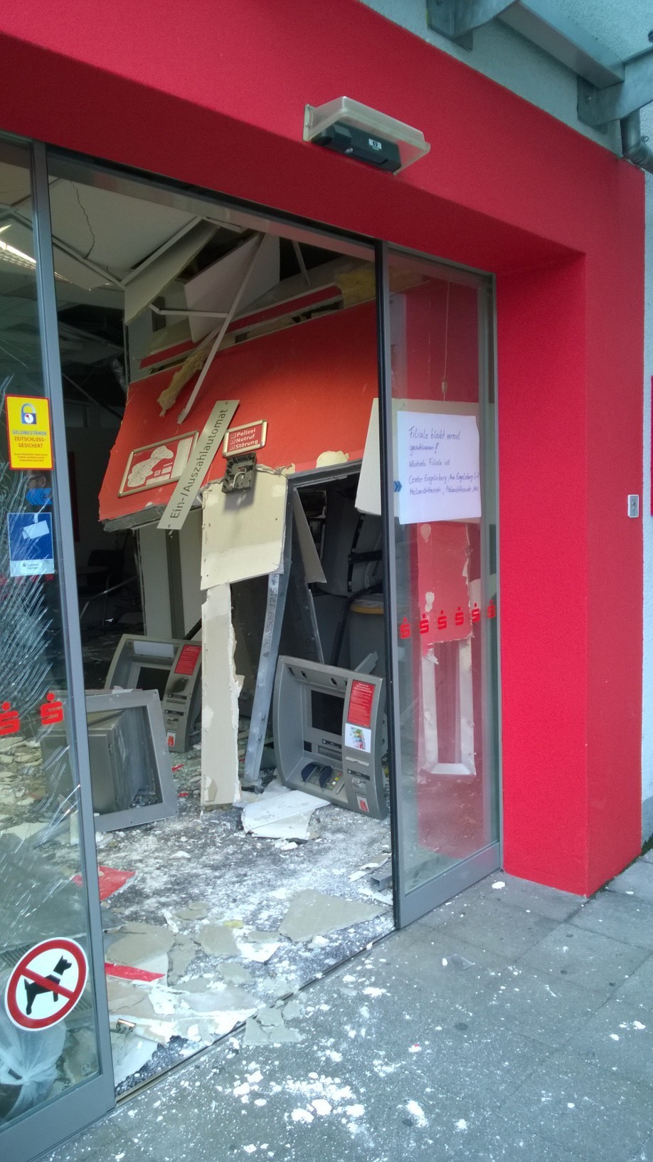 Die zerstörte Sparkassen-Filiale in Bretten.