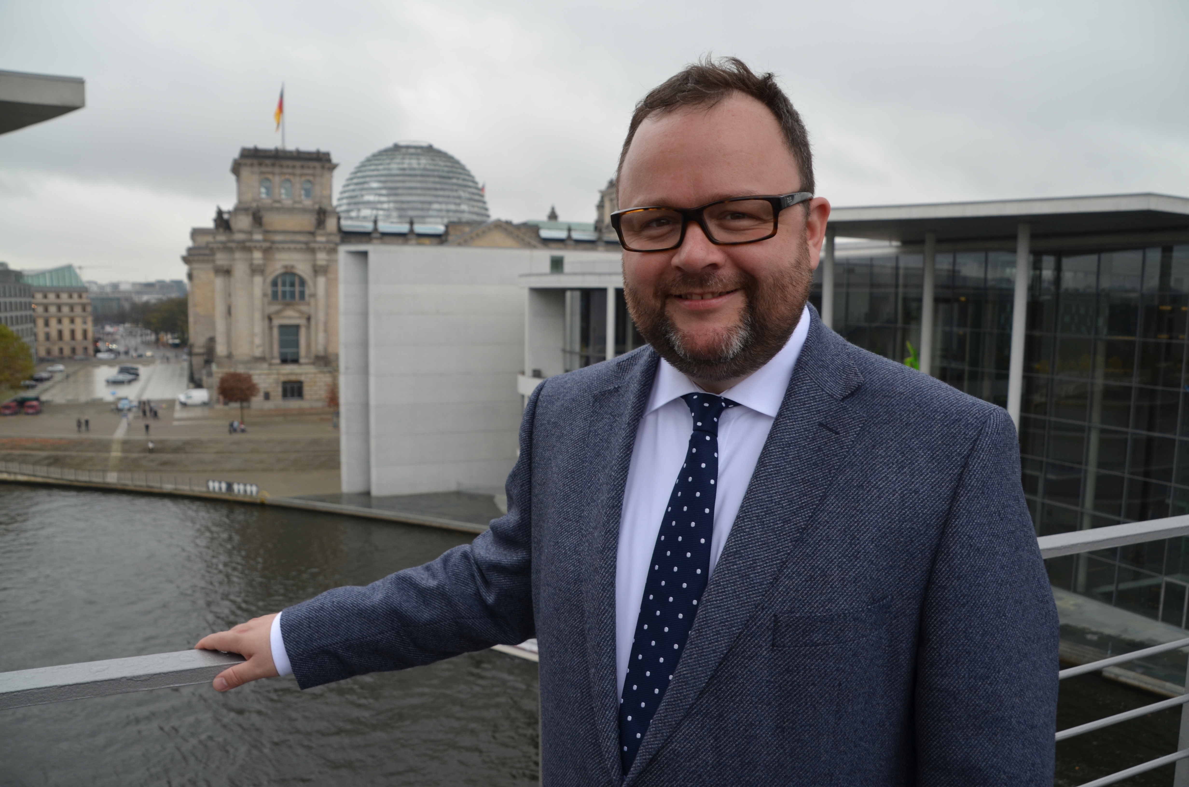 FDP-Bundestagsabgeordneter Dr. Christian Jung (Karlsruhe-Land) ist seit 2014 Mitglied der Versammlung des Regionalverbandes Mittlerer Oberrhein. Der Volksvertreter ist auf Verkehrs- und Infrastrukturplanung spezialisiert und setzt sich mit Nachdruck für eine massive Verbesserung der Infrastruktur in der Region Karlsruhe ein. Dazu gehört für ihn als wichtigstes Projekt der Bau der Zweiten Rheinbrücke zwischen Karlsruhe und Wörth. (Foto: CB)