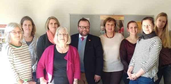 FDP-Bundestagsabgeordneter Dr. Christian Jung (Karlsruhe-Land) hat regelmäßig Kontakt zu den beiden Tageselternvereinen im Landkreis, setzt sich schon seit langem zusammen mit dem Landesverband Kindertagespflege für eine Erhöhung der laufenden Geldleistung auf mindestens 7,50 Euro pro Kind und Stunde und eine dynamische Anpassung ein. (TJ)