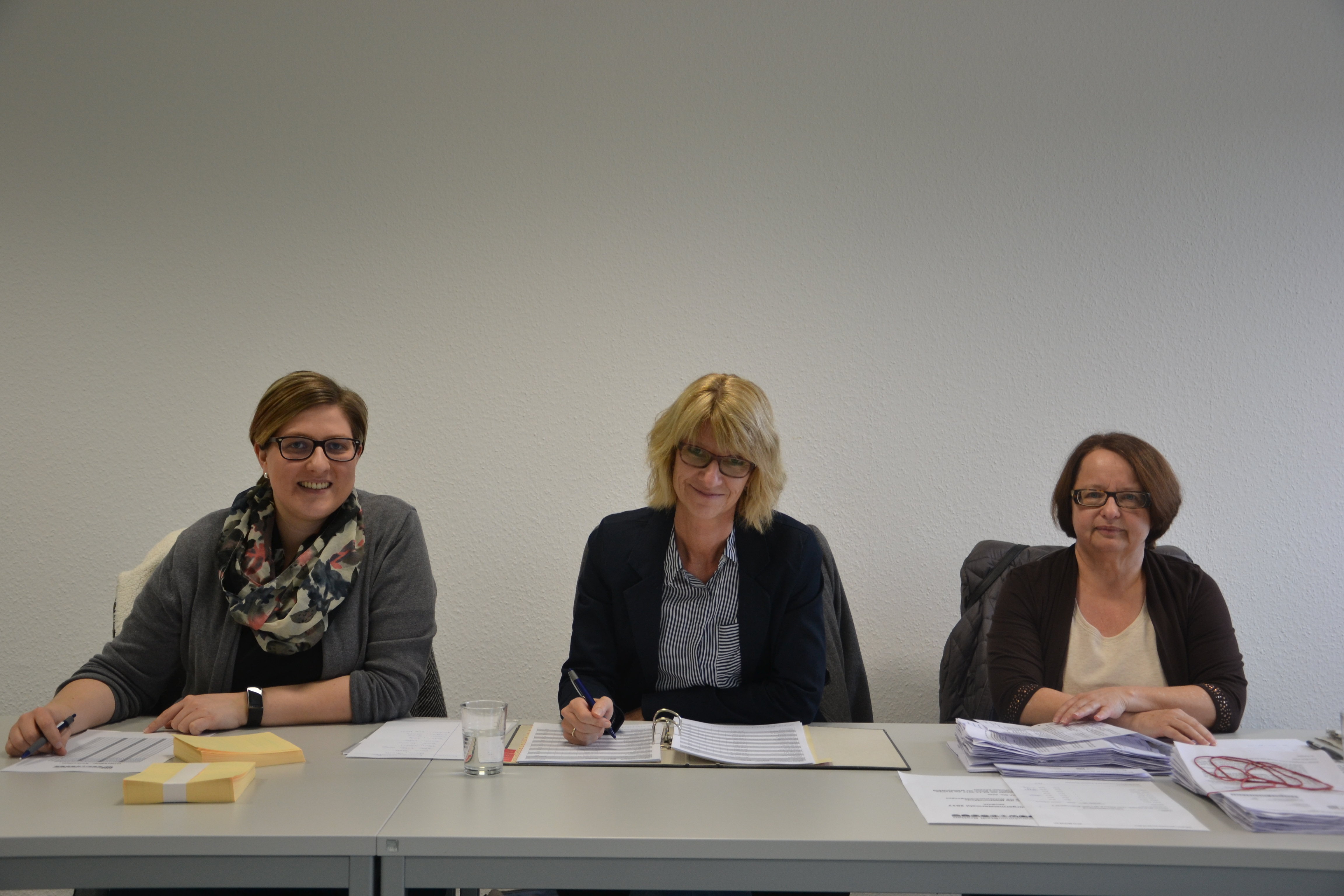 11:43 Uhr, Technisches Rathaus: Stefanie Röger (links), Corinna Kögel (Mitte) und Isolde Wagner halten vormittags eine Wahlbeteiligung in Höhe von 10,6 Prozent fest. Die Beteiligung sei "etwas weniger als bei der letzten Wahl, aber nur geringfügig." "Wir gehen davon aus, dass sich die Bürger schlechten Wetter nicht abhalten lassen", so die Wahlhelferinnen. Erfahrungsgemäß sei der Zulauf nachmittags größer.