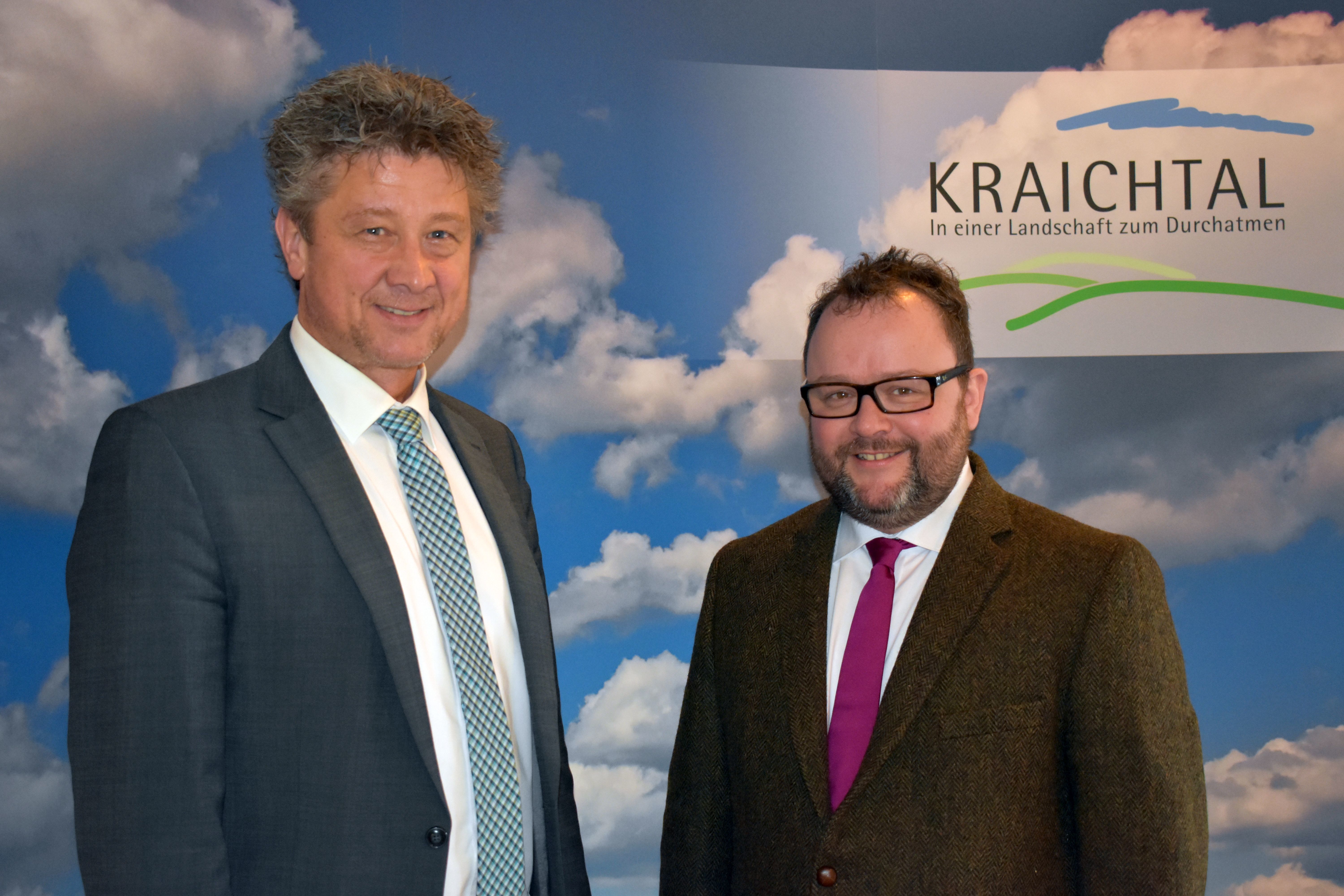 FDP-Bundestagsabgeordneter Dr. Christian Jung (r.) und Bürgermeister Ulrich Hintermayer sprachen sich bei einem Treffen im Rathaus in Münzesheim für eine Einbindung von Kraichtal in die Planungen für eine Tunnellösung der B35-Ostumfahrung von Bruchsal aus. (Foto: CB)