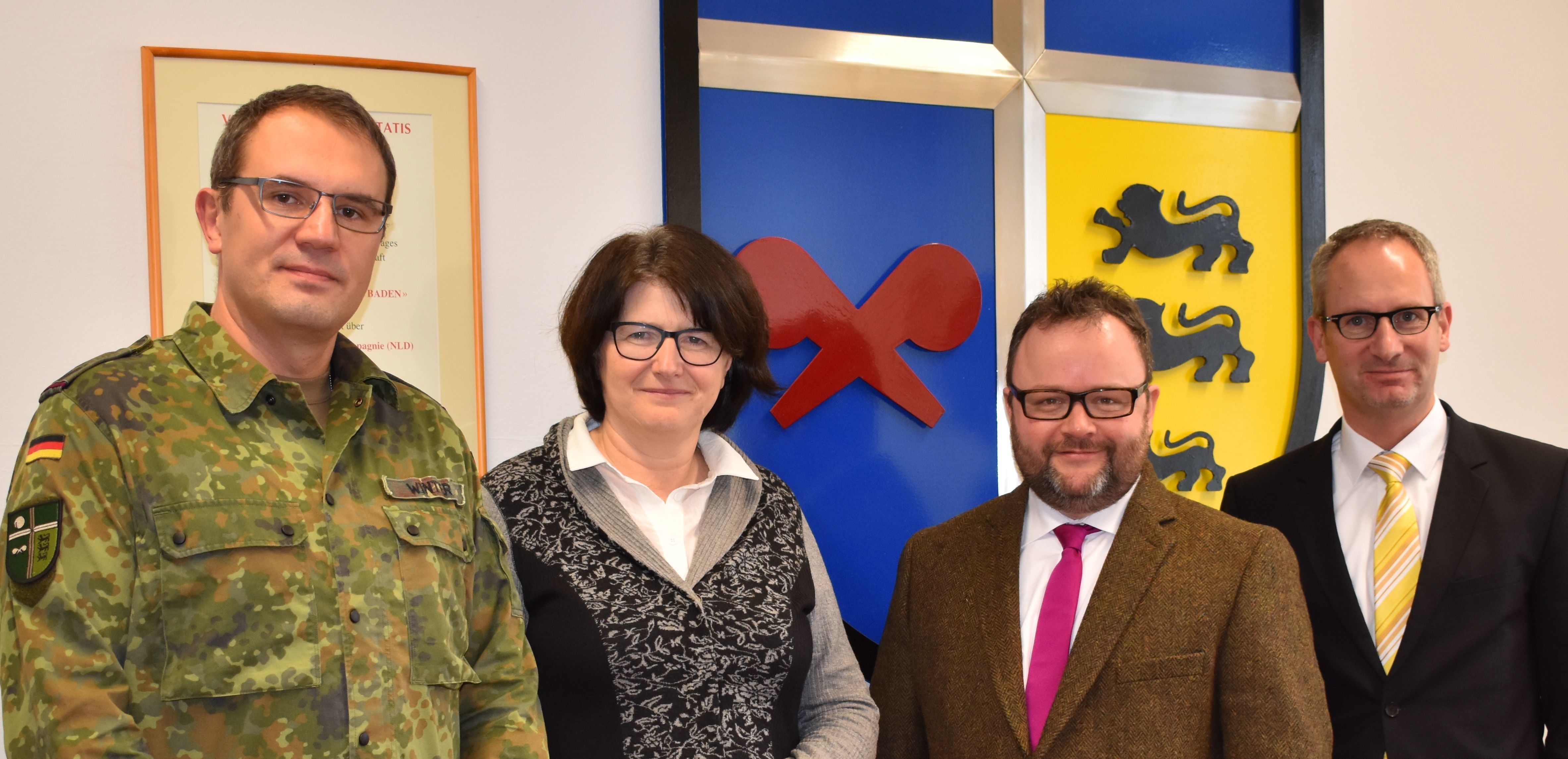 FDP-Bundestagsabgeordneter Dr. Christian Jung, Oberbürgermeisterin Cornelia Petzold-Schick (Bruchsal) und Bürgermeister Eric Bänziger (Weingarten) besuchten gemeinsam den Bundeswehrstandort in Bruchsal. Dort trafen sie neben Soldatinnen und Soldaten auch Kommandeur Oberstleutnant Andreas Winter. (Fotos: CB)