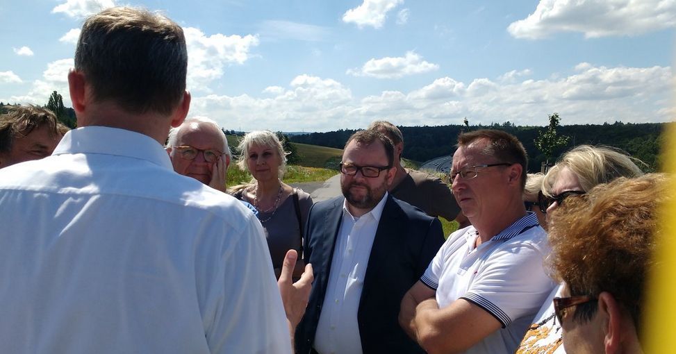 FDP-Landtagsabgeordneter Jochen Haußmann (vorne) und Regionalverbandsmitglied Christian Jung im Sommer 2016 bei einem Vor-Ort-Termin in Mutschelbach zum fehlenden Lärmschutz an der A8. (Foto: TJ)