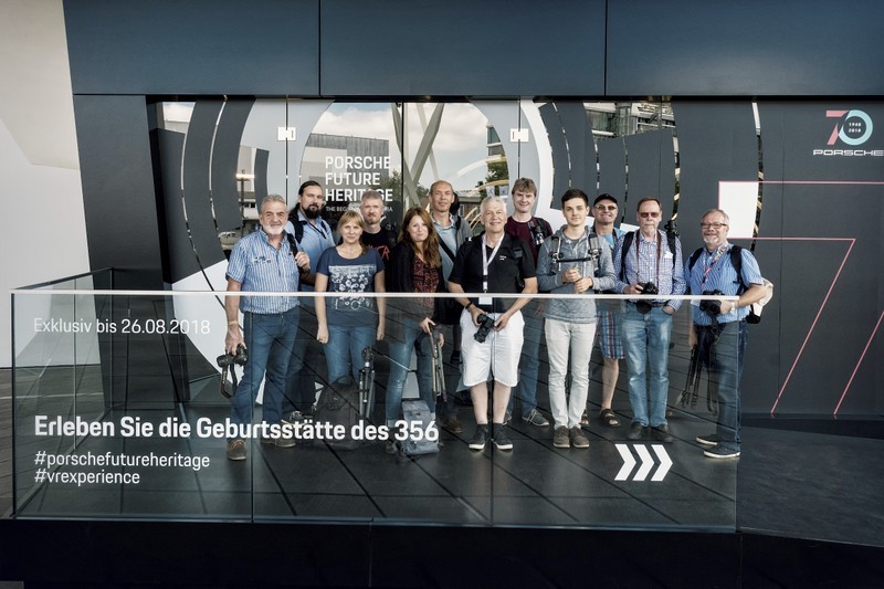 Mitglieder der Fotofreunde Heidelsheim vor dem Porschemuseum (Foto: Safranek/FFH)