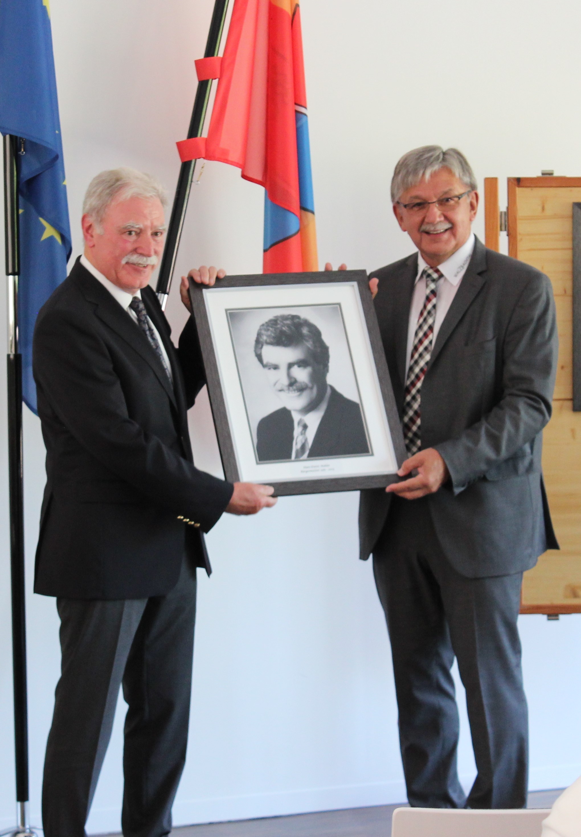 Bürgermeister a.D. Hans-Dieter Mahler (links) und Bürgermeister Karl-Heinz Burgey.