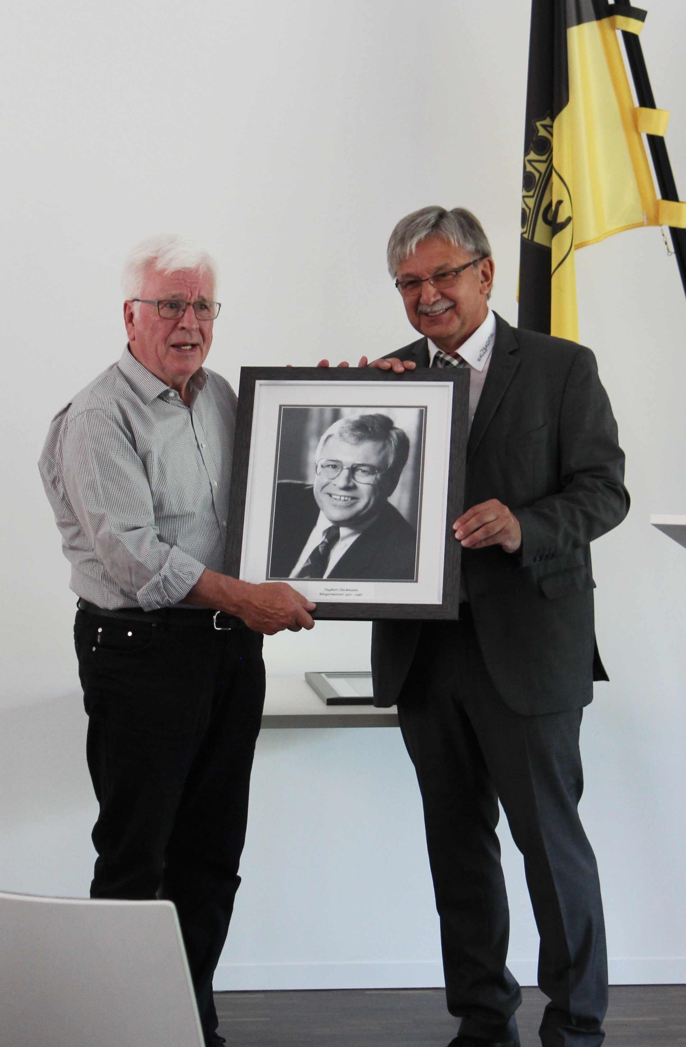 Bürgermeister a.D. Siegbert Heckmann (links) und Bürgermeister Karl-Heinz Burgey.