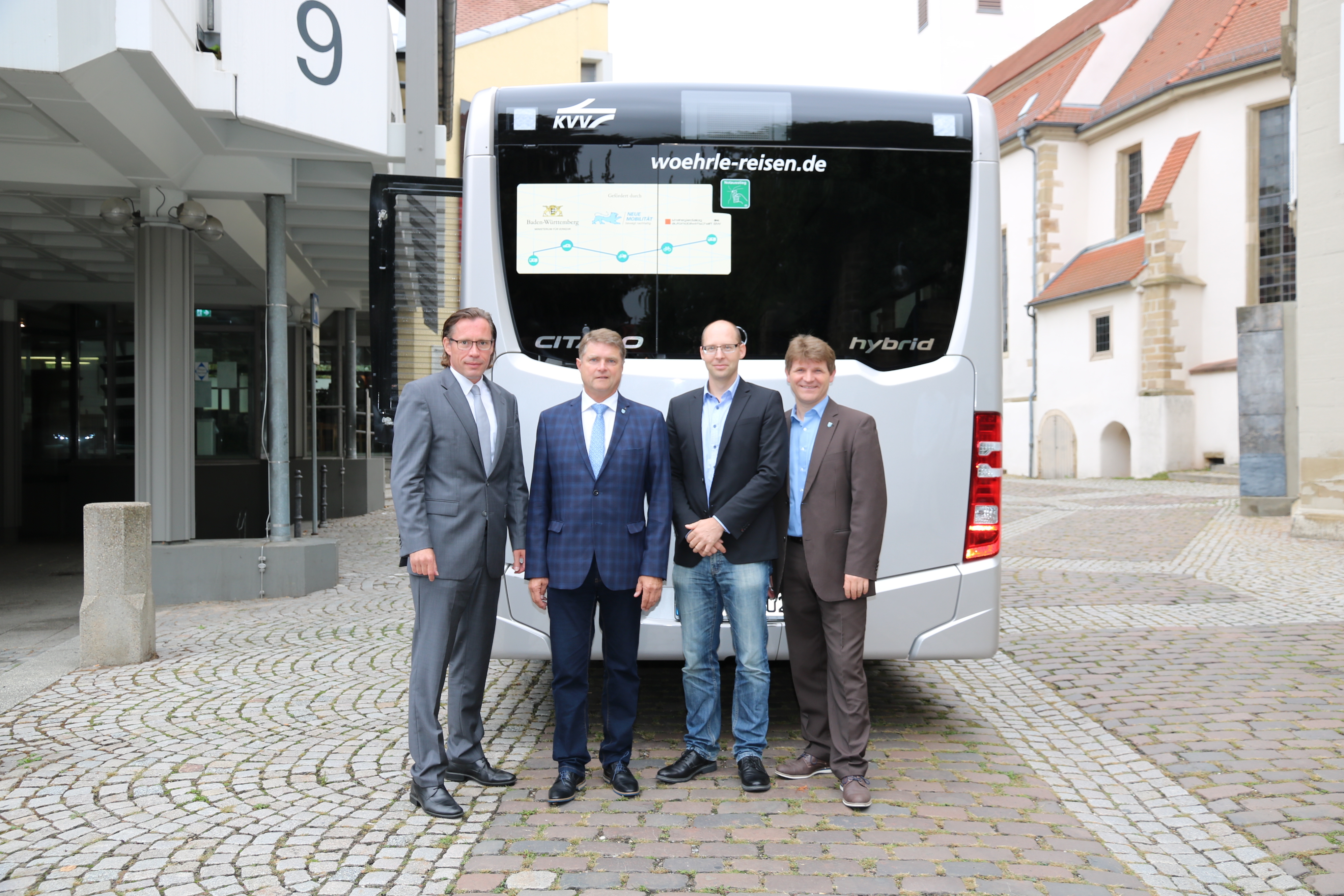 Überzeugt vom neuen Hybrid-Bus (von links): Thomas Balmer, Geschäftsführer des Busreiseunternehmens Wöhrle, OB Martin Wolff, Holger Benz vom Landratsamt Karlsruhe und Bürgermeister Michael Nöltner.