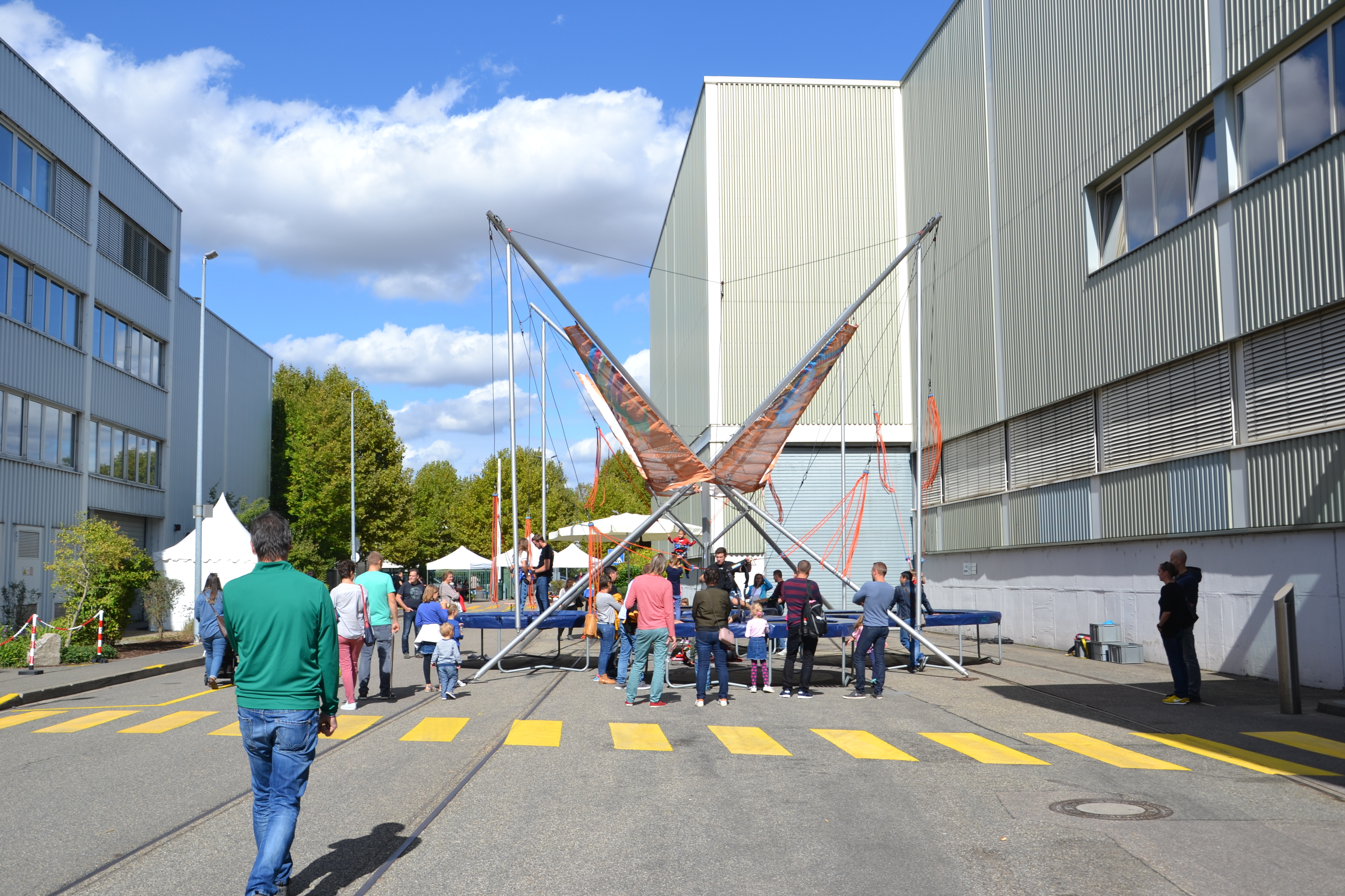 Der Familie mal zeigen, wo man arbeitet - dazu hatten die Mitarbeiter der BSH Hausgeräte GmbH am Standort Bretten, besser bekannt in der Region als Neff GmbH, am heutigen Familientag Gelegenheit. Hier einige fotografische Impressionen, ein Bericht folgt.