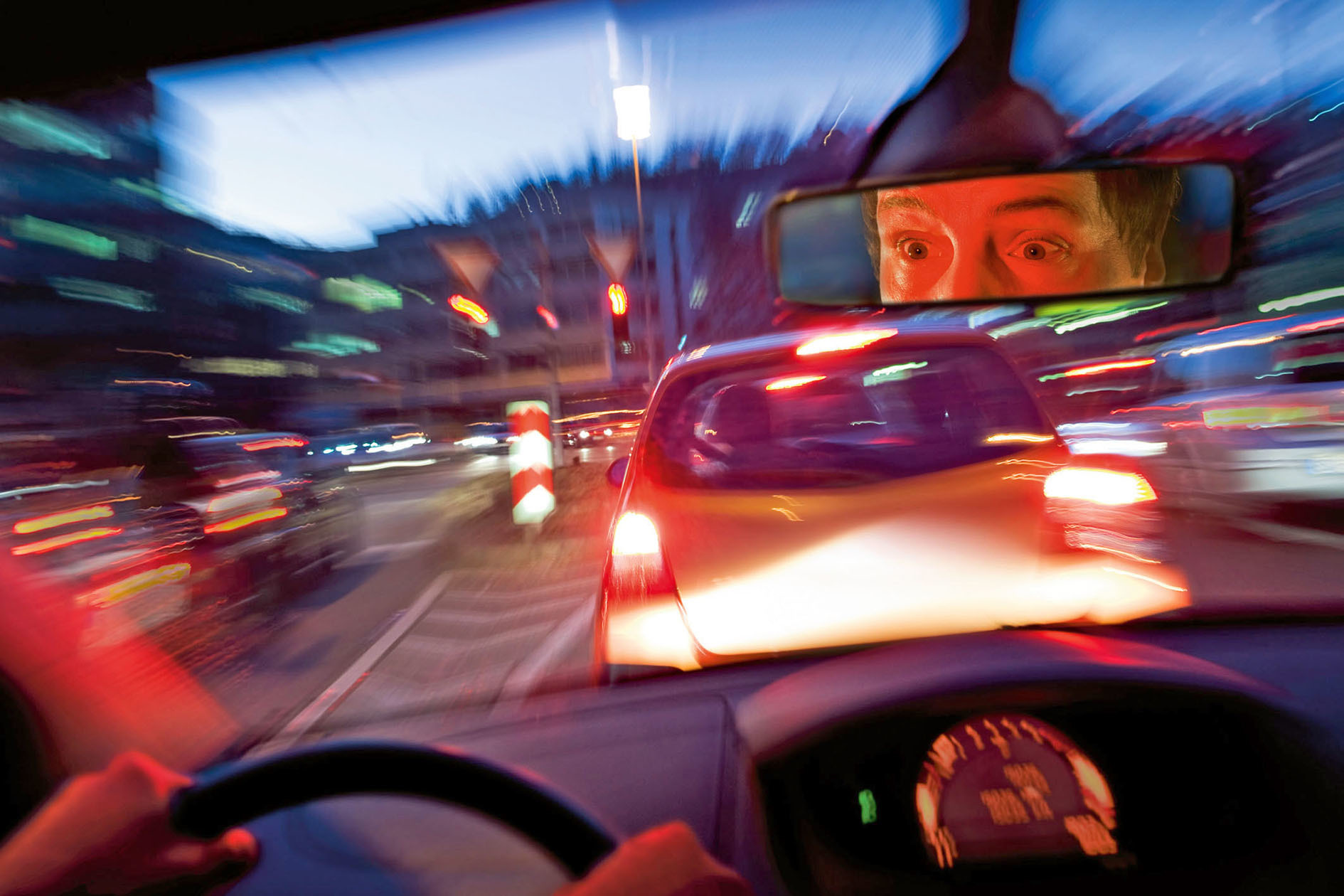 Schrecksekunde am Steuer: Bei einem abrupten Bremsen können Räder blockieren, das Auto wird unbeherrschbar. Antiblockiersysteme verhindern dies wirksam. Foto: djd/Bosch