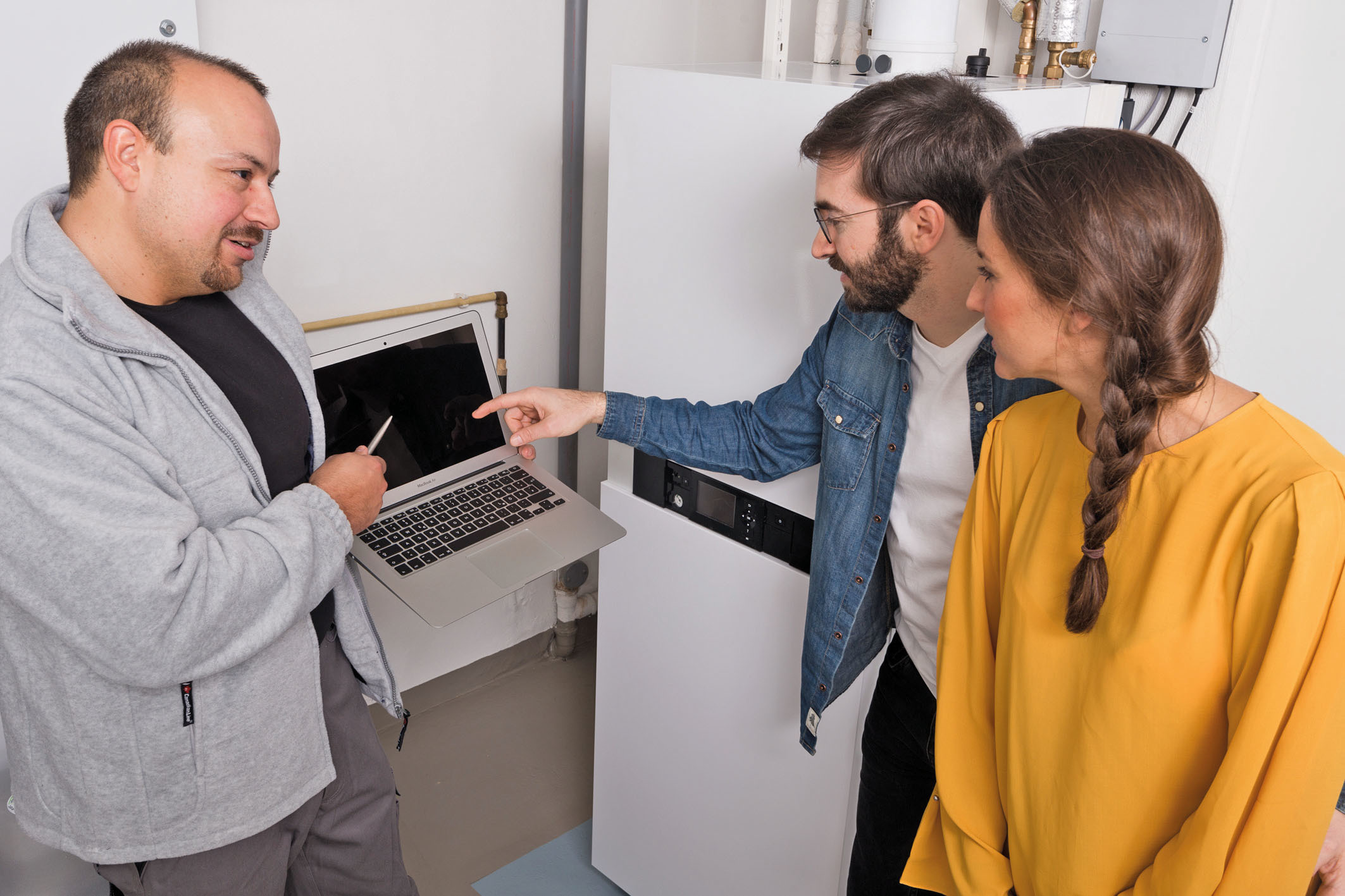 Bis zu 30 Prozent weniger Brennstoff verbrauchen Öl-Brennwertheizungen im Vergleich zu älteren Ölheizungen. Eine Modernisierung rechnet sich oftmals. Foto: djd/IWO - Institut für Wärme und Oeltechnik