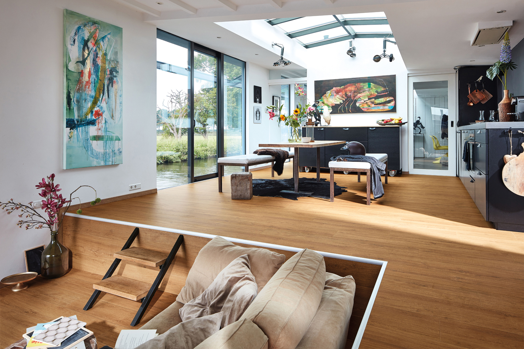 Der neue Designboden fügt sich perfekt in das Konzept des modernen und offenen Wohnens ein (hier als Golden Oak 6999, Holznachbildung). Foto: Meister/akz-o