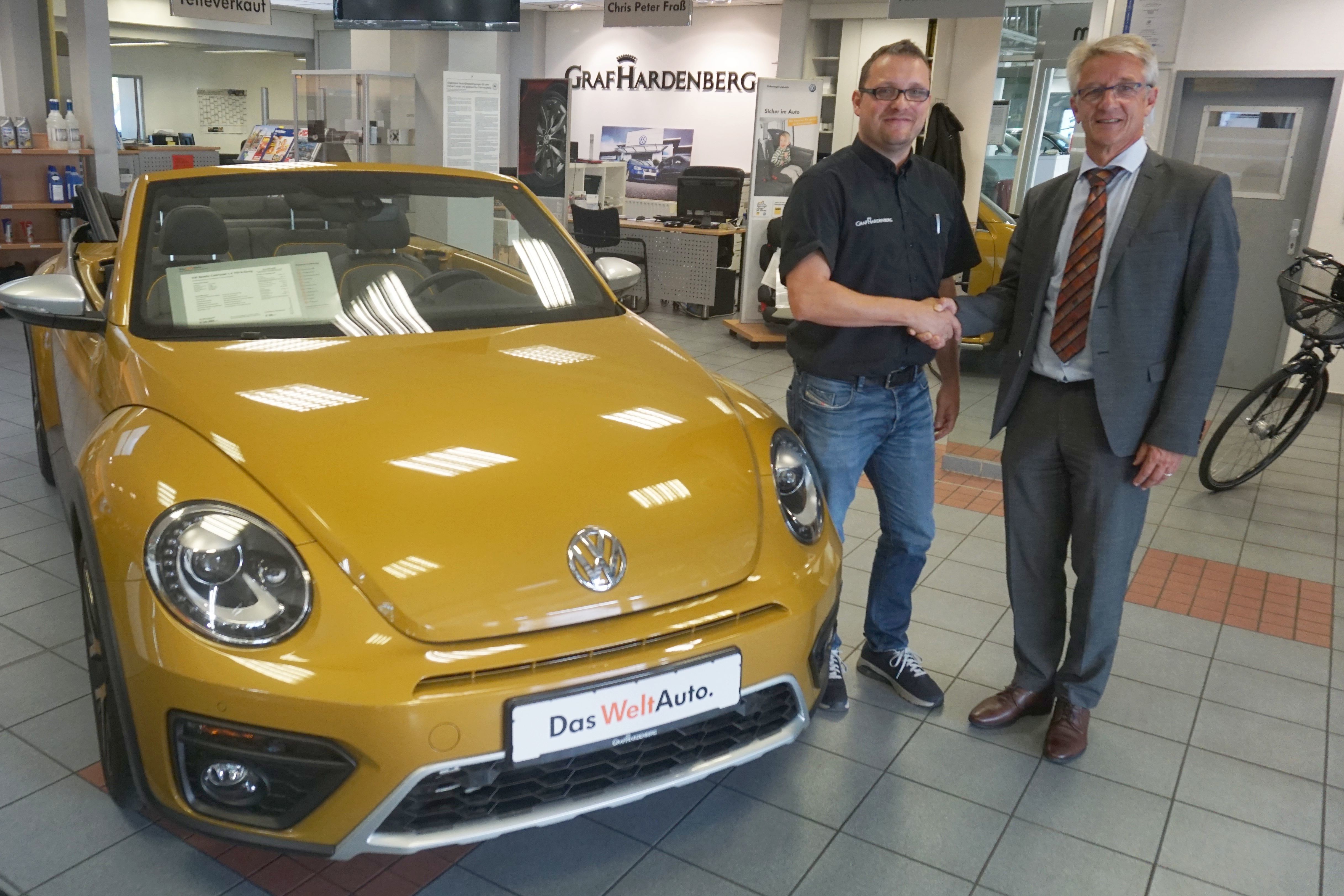 Neuer Großsponsor des TV Bretten: Graf Hardenberg-Niederlassungsleiter Robert Nock und der erste Vorsitzende des TV Bretten, Stefan Hammes, nach der Vertragsunterzeichnung.