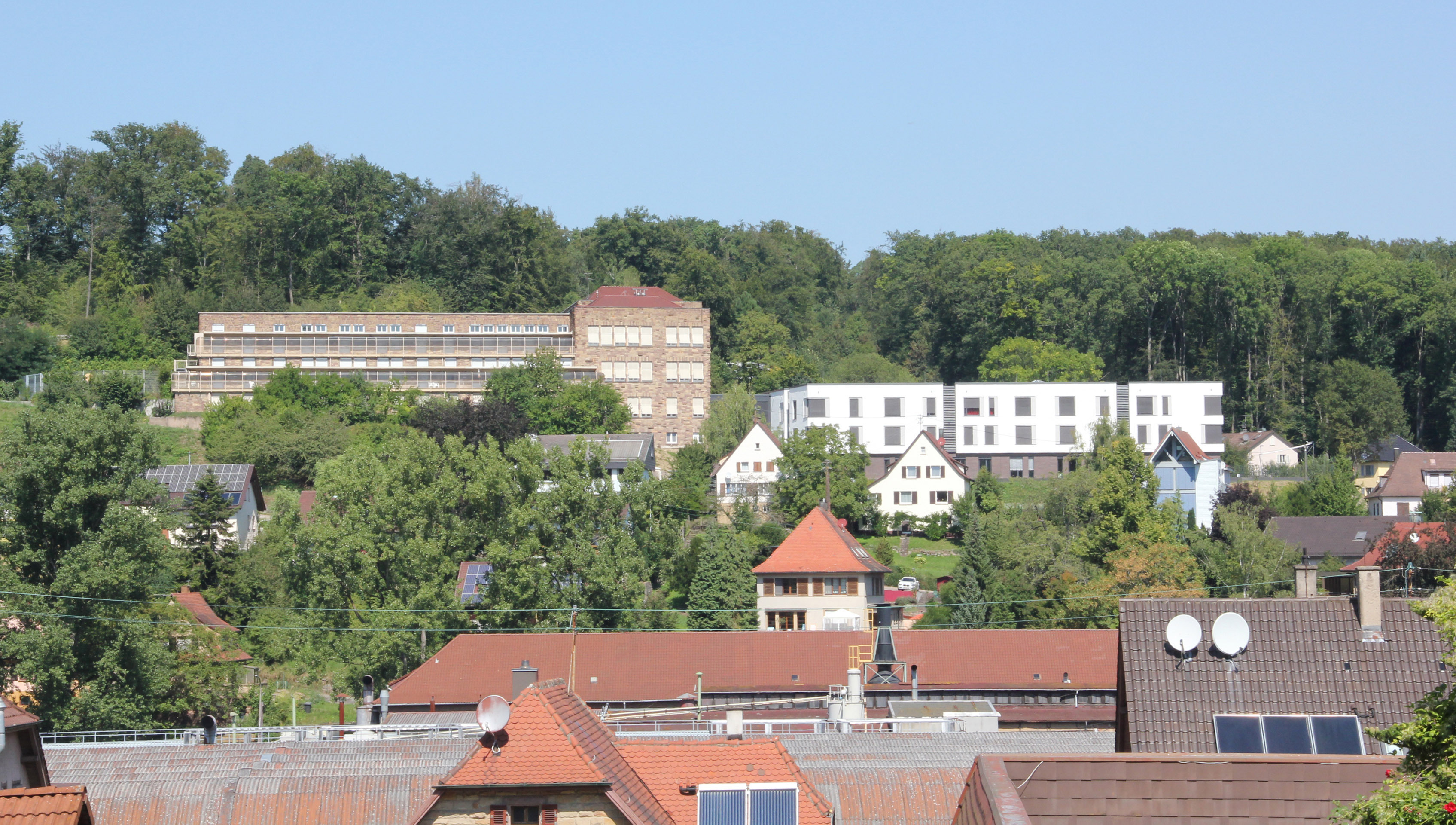 Angesehene Klinik hoch über der Klosterstadt: (von links) Alt- und Neubau des Kinderzentrums Maulbronn von Süden gesehen.