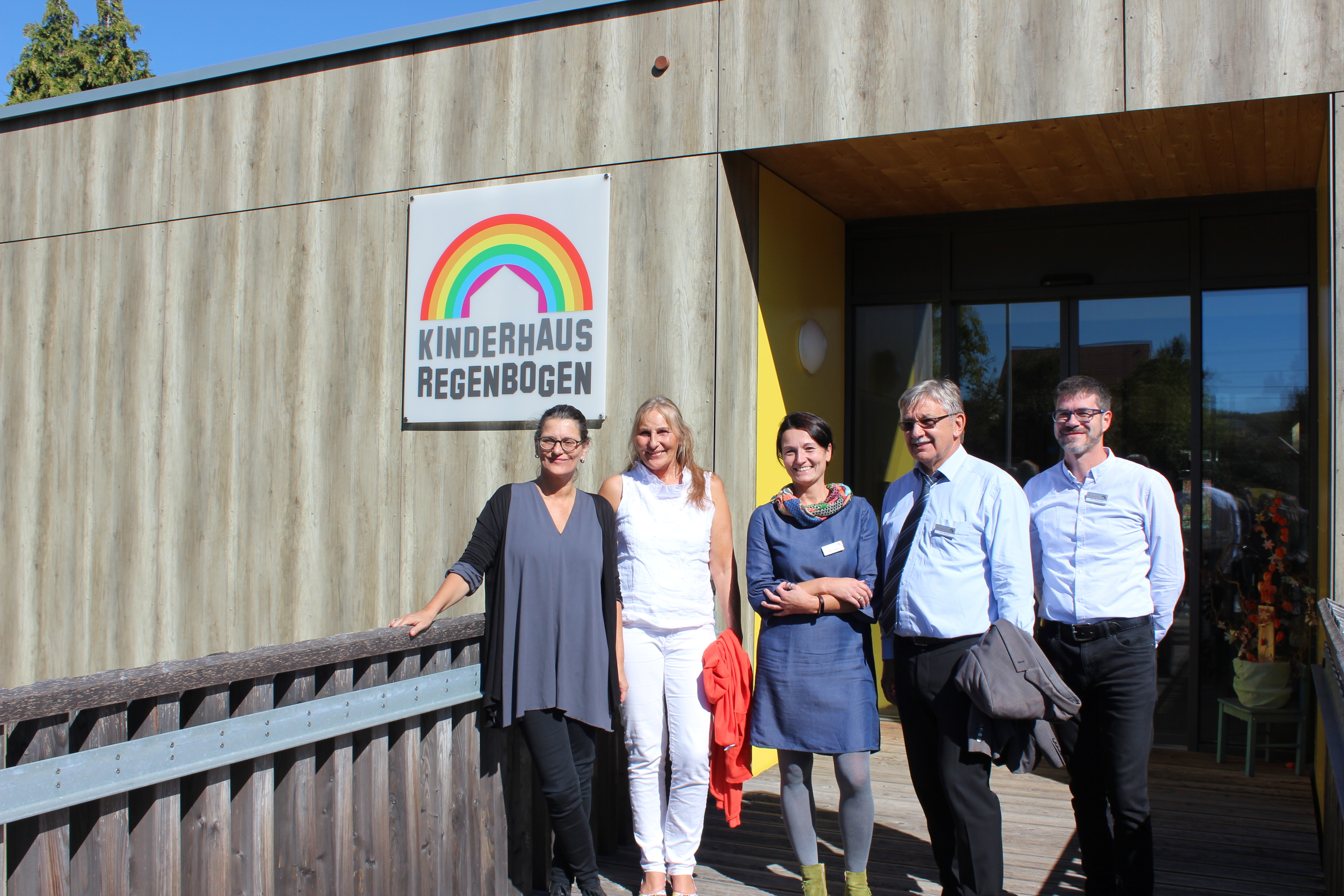 Abgeordnete besuchten Kinderhaus Regenbogen: (von links) Brigitte Lösch und Andrea Schwarz mit Kinderhaus-Leiterin Dorothea Geigle, Bürgermeister Karl-Heinz Burgey und dem Leiter der Abteilung Bürger- und Sozialdienste, Steffen Riegsinger.