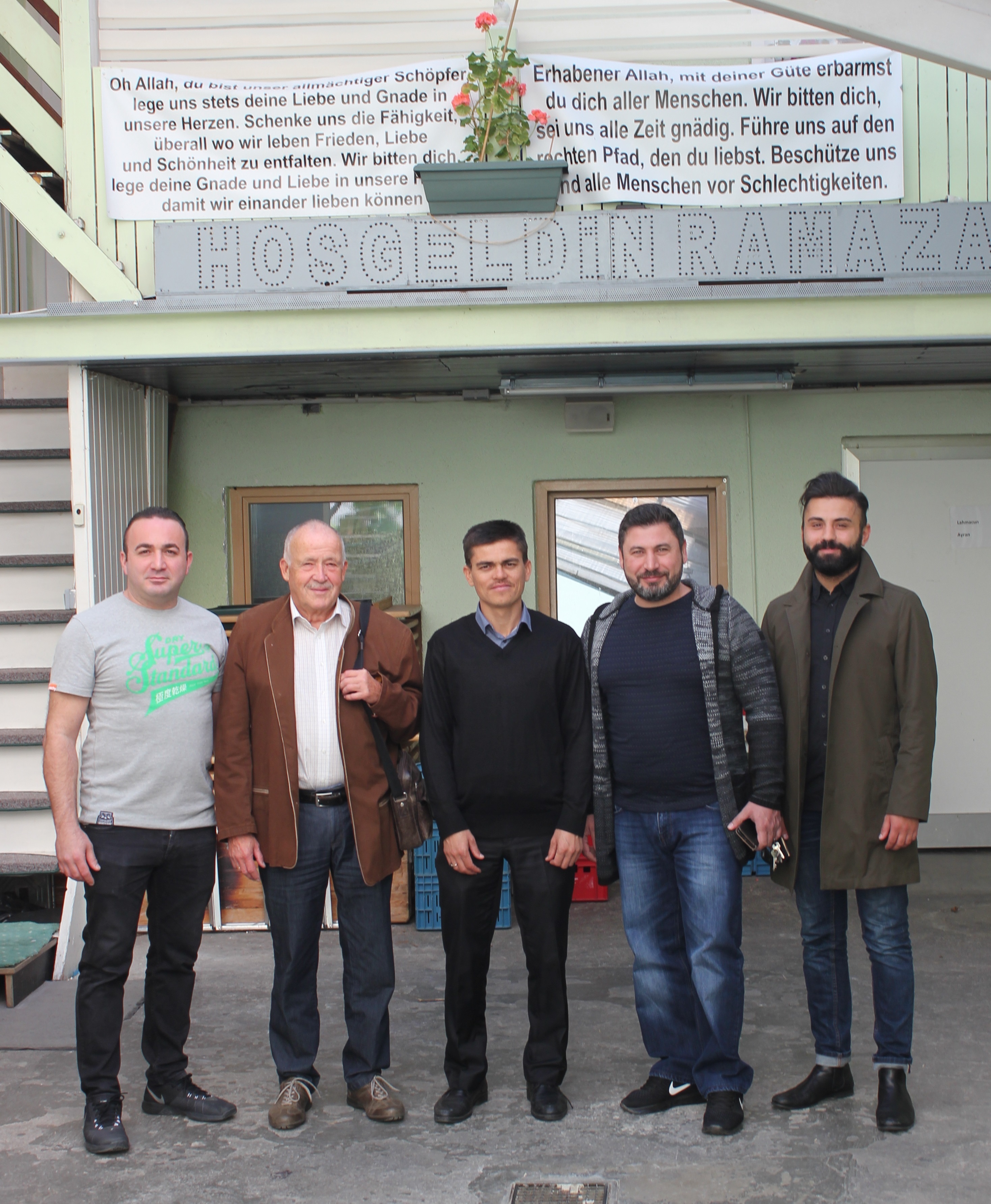 Neuer Vorbeter in der Grünen Moschee: Imam Ilyas Yildirim (Mitte), umrahmt von Vorstandsmitglied Ünsal und Ehrenmitglied Wortmann (von links) sowie den beiden Vorstandsmitgliedern Özdemir und Erdogan.