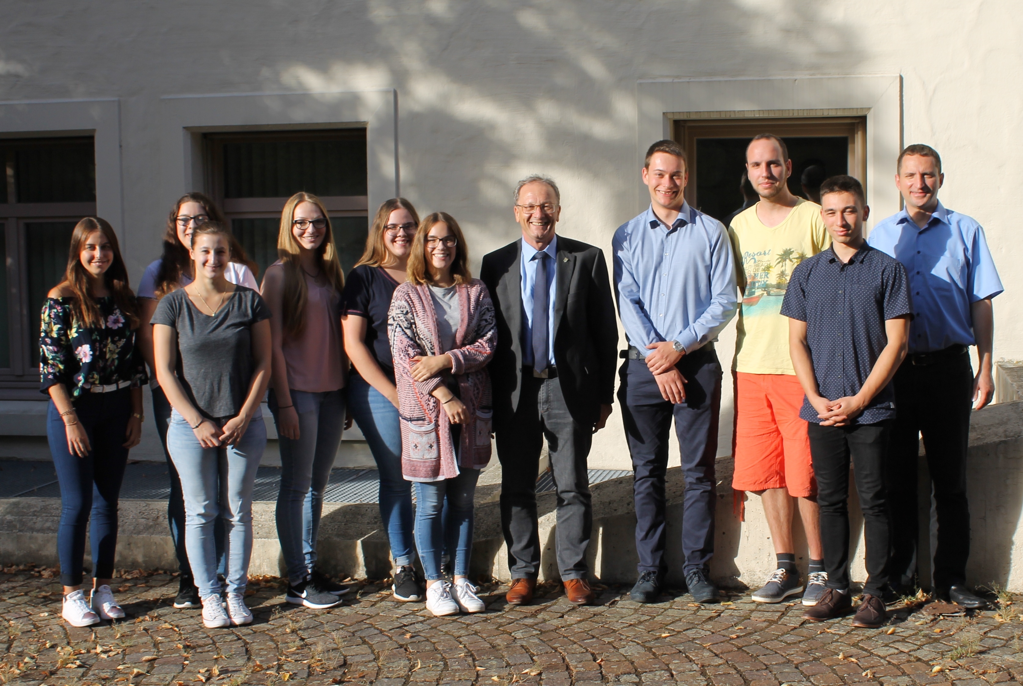 Von links: Alina Brandmayer, Leah Schwemmle, Stella Merenidou, Julia Kornek, Hannah Strobel, Renée Timm, Bürgermeister Thomas Nowitzki, Christian Bauer, Fabian Seyb, Adnan Huseinovic und Personalleiter Heiko De Vita.