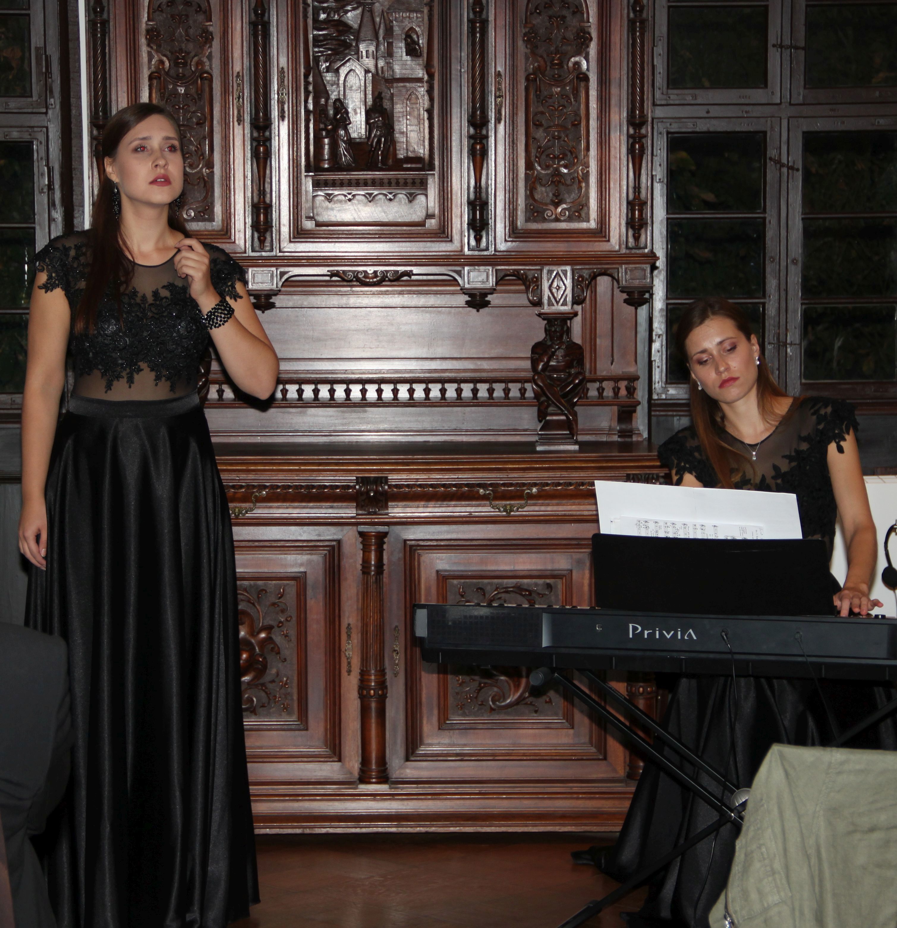 Die Schwestern Marija Dudaite (Sopran) und Ieva Dudaite (Klavier) zogen im Rittersaal des Graf-Eberstein-Schlosses in Kraichtal-Gochsheim ihr Publikum mit ihrem außergewöhnlichen Können in ihren Bann.