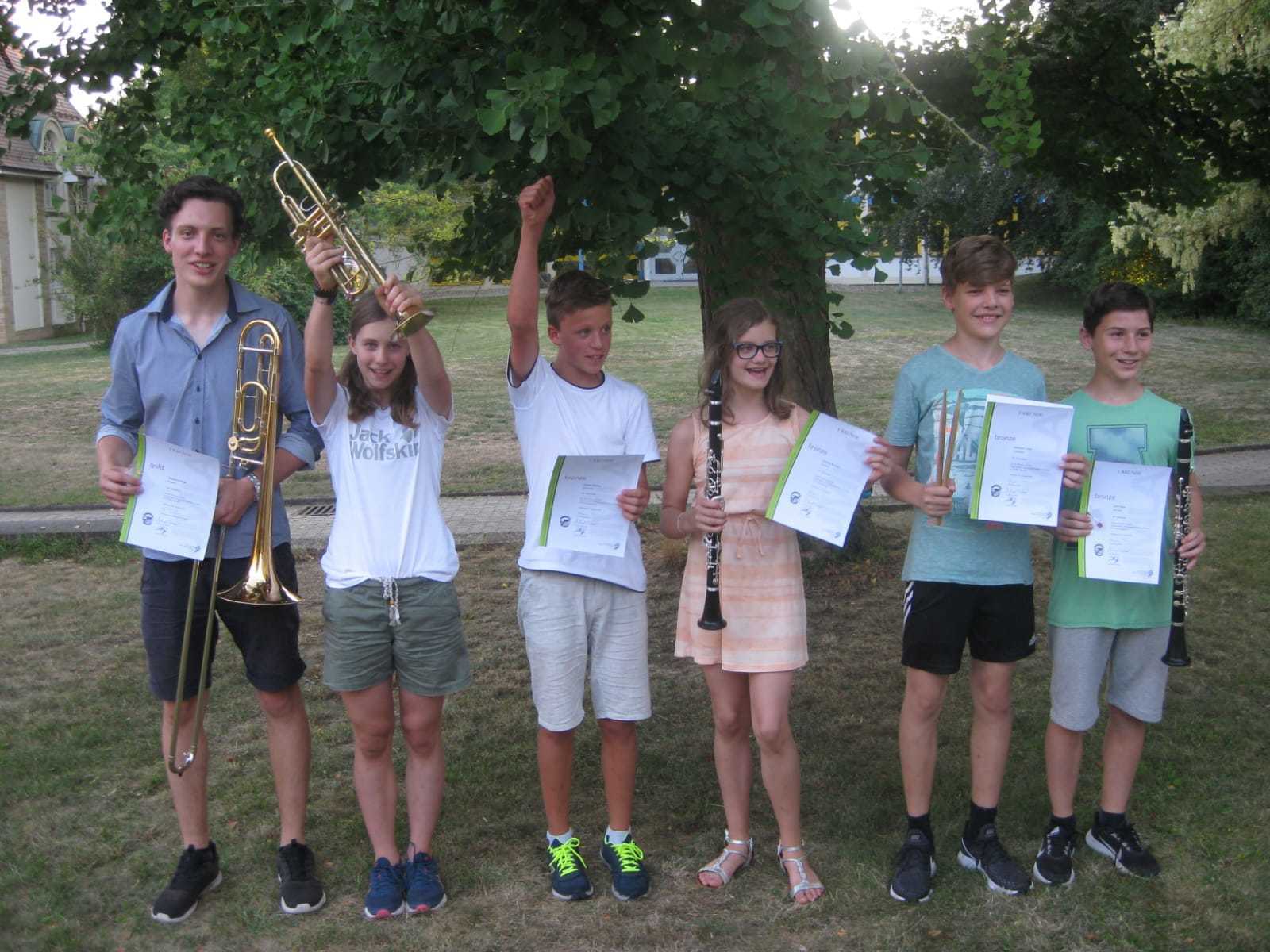 Stolze JMLA-Absolventen des MVB (von links): Simon Sandrock (JMLA Gold), Sophia Weiser, Philipp Gruber, Bernice Schmidt, Levin Sandrock, Fabio Judt (JMLA Bronze).