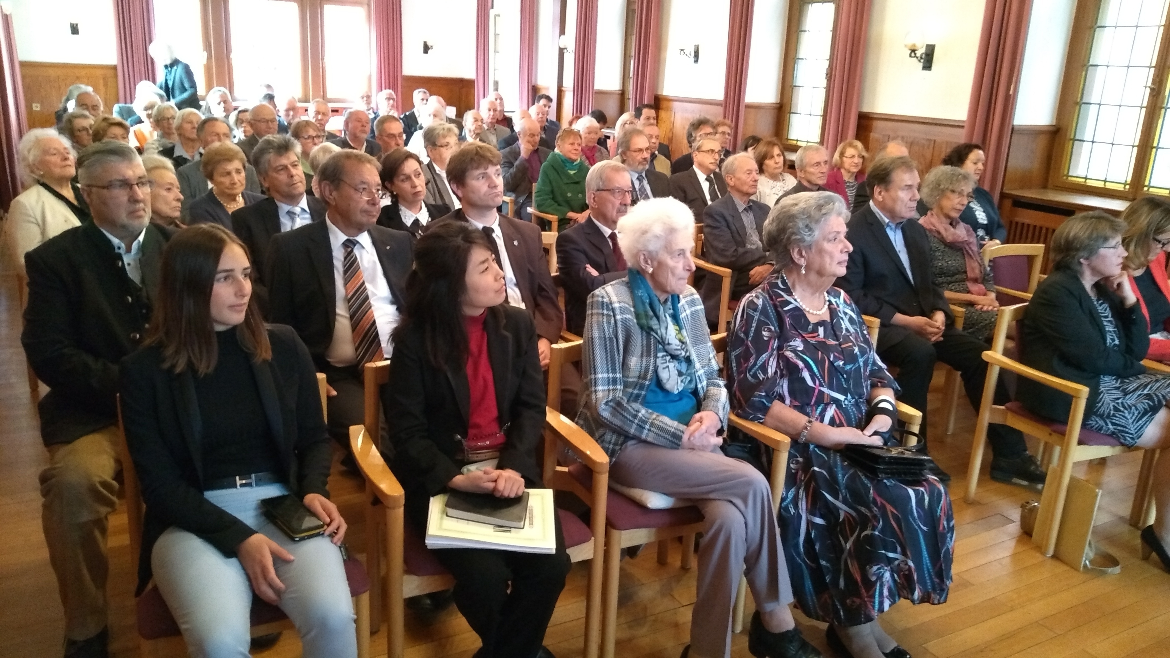 Die Gäste im vollbesetzten Bürgersaal