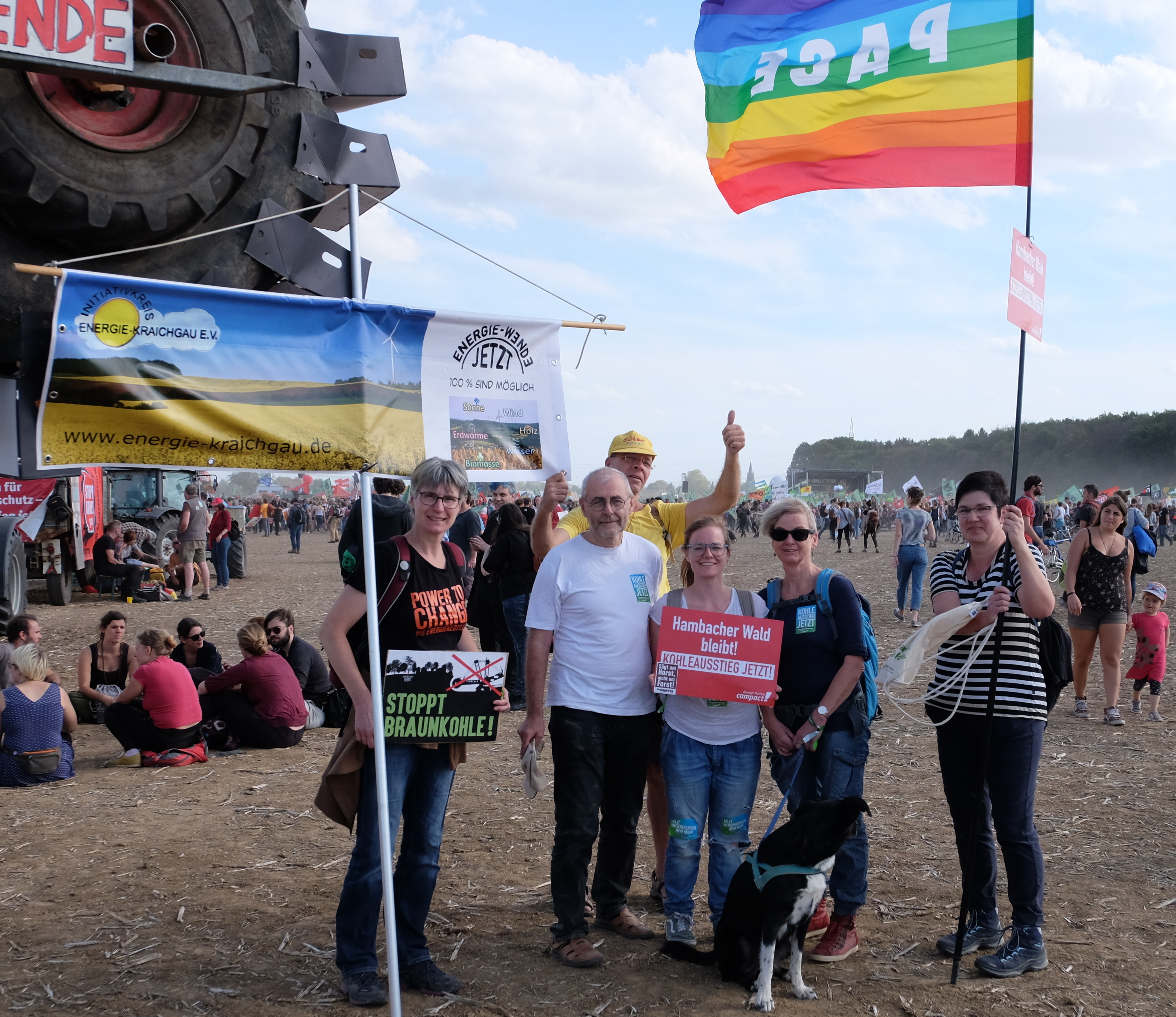 Sechs von 50.000: Auch aus Bretten und dem Kraichgau wurde die Großkundgebung zum Erhalt des Hambacher Forstes und für Klimaschutz unterstützt.