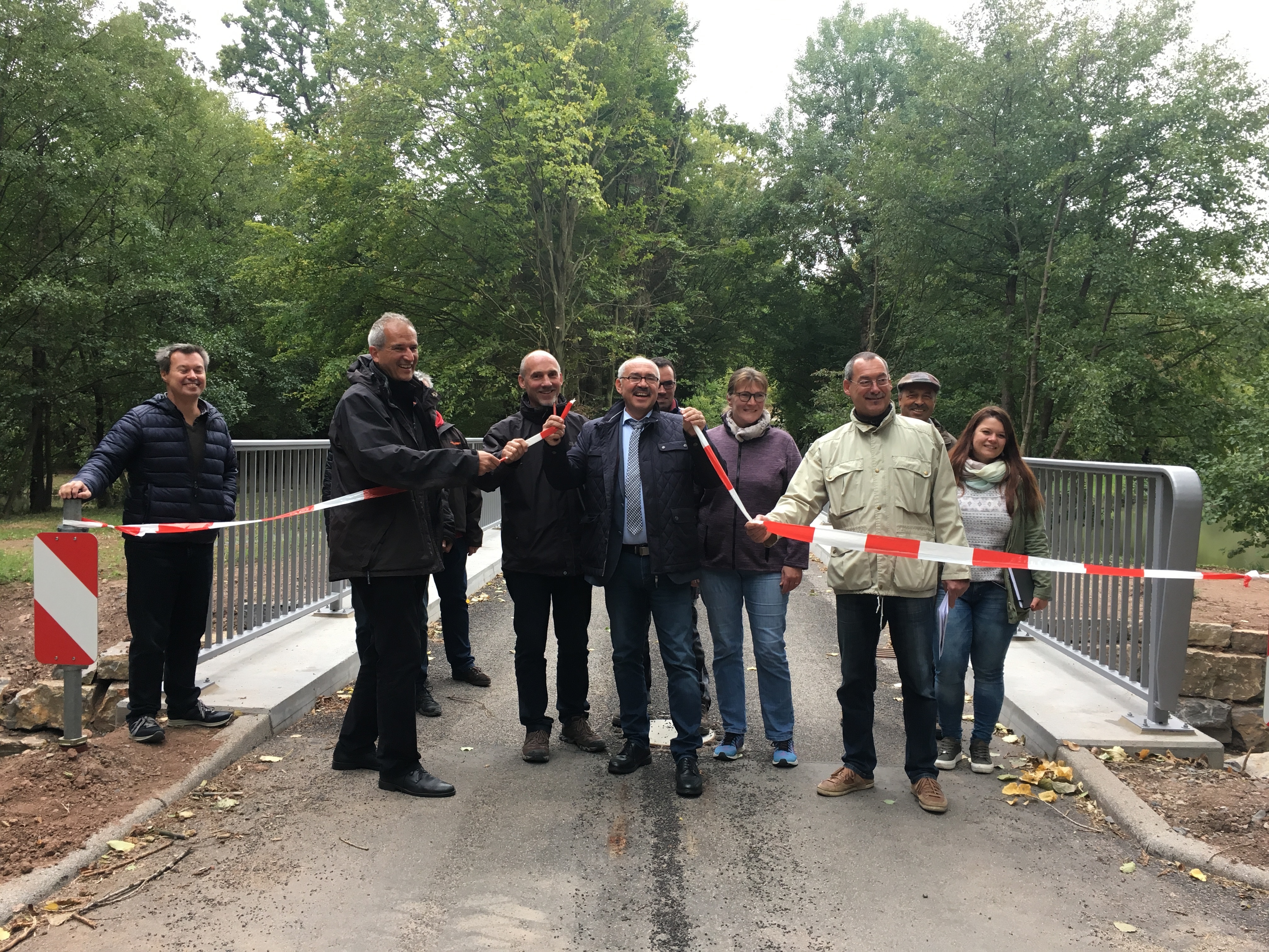 Freie Fahrt: Sternenfels´ Bürgermeister Werner Weber hat im Beisein von Vertretern der am Bau Beteiligten Firmen und Ämter sowie einiger Gemeinderäte die neue Metterbrücke im Ortsteil Diefenbach eingeweiht.
