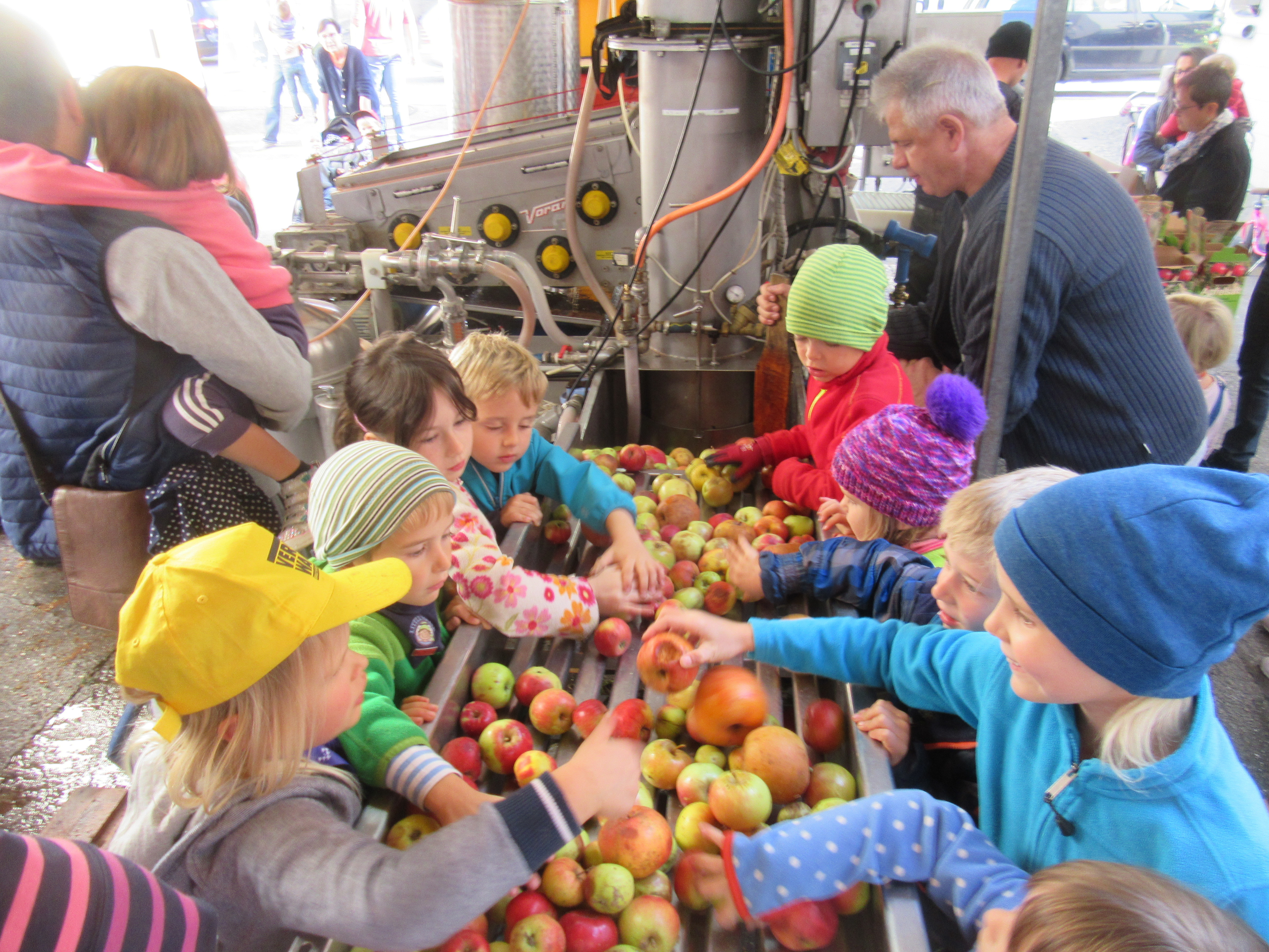 Für viele Kinder war die Apfelpress-Aktion des OGV Wössingen eine ganz neue Erfahrung.