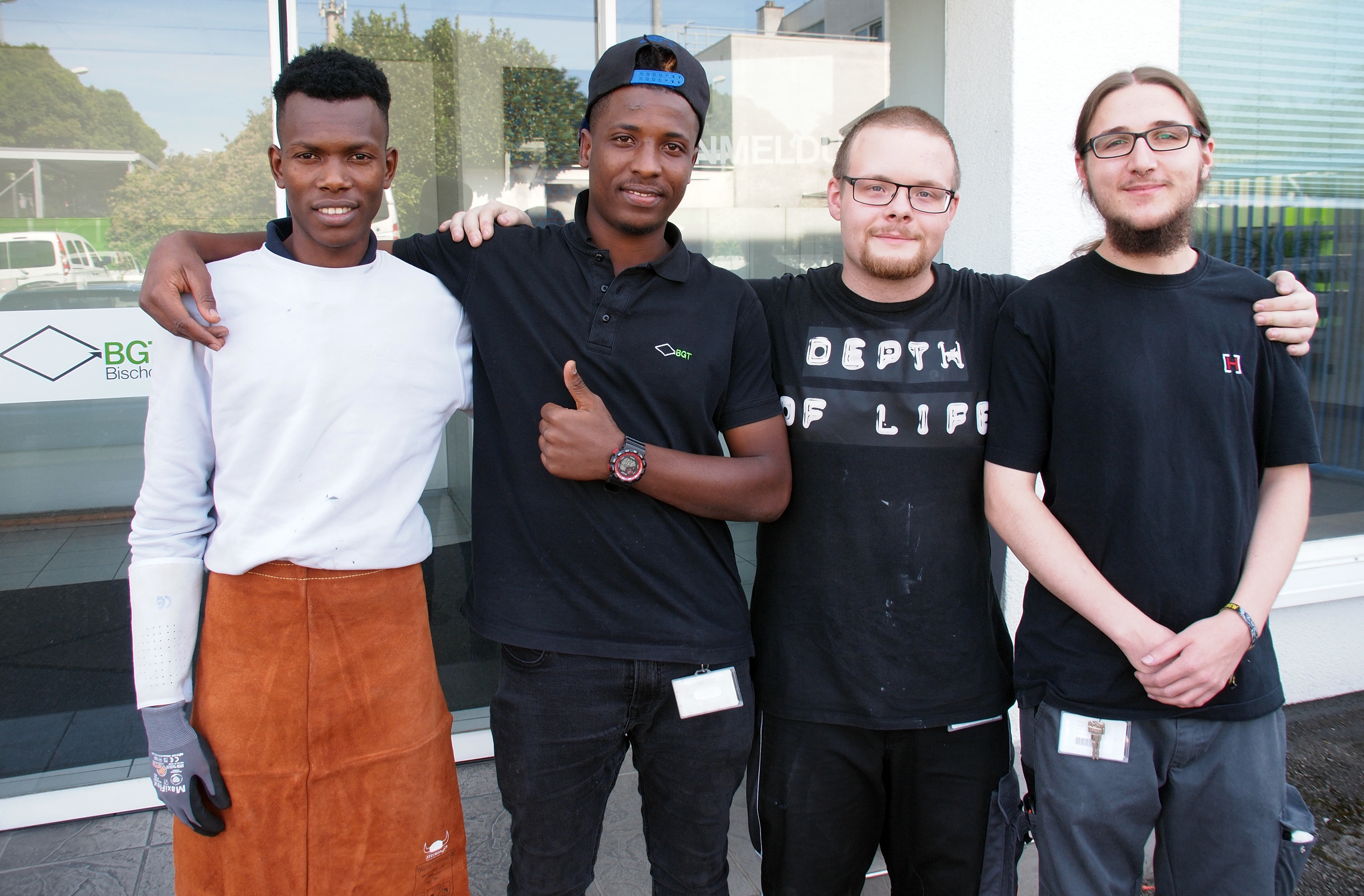 Wie ein internationales Sportteam: (von links) Sako Traore, Mamadou Sow, Sebastian Kitsch und Pascal Kampf absolvieren gemeinsam ihre Ausbildung bei BGT Bischoff Glastechnik in Bretten.