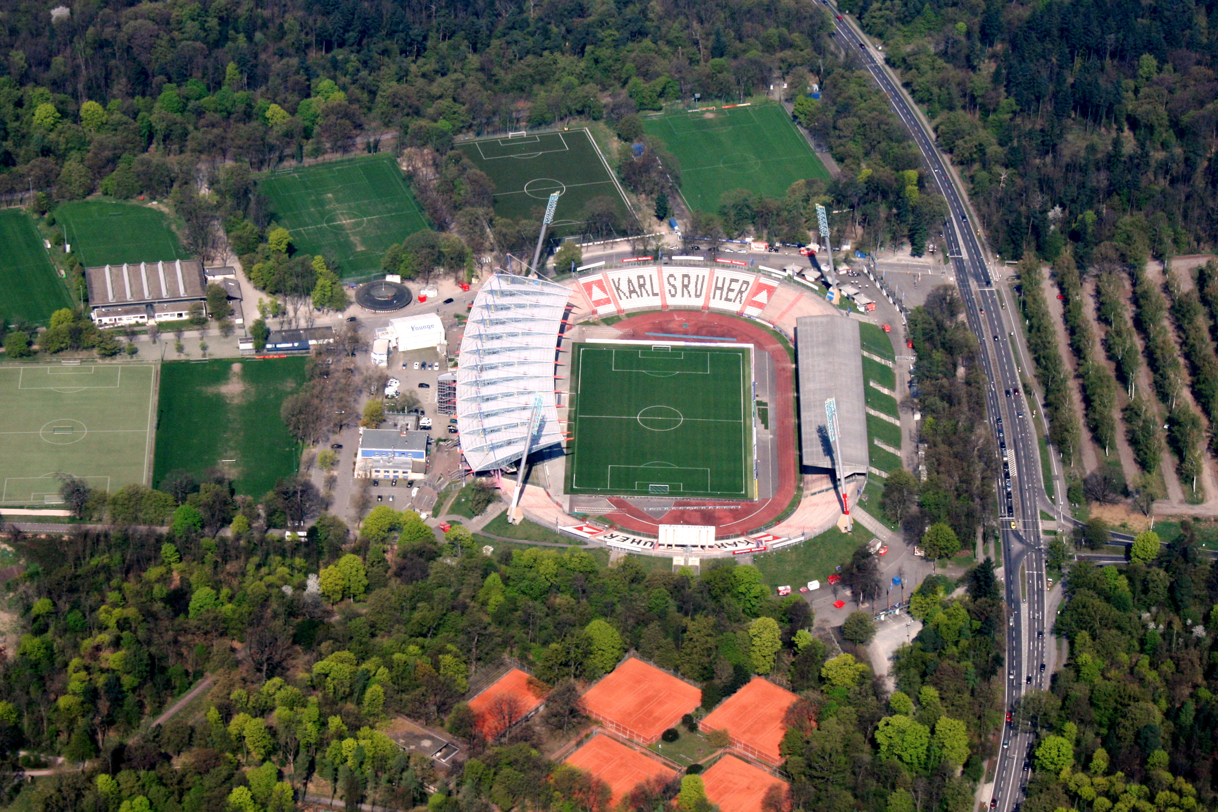 Das neue Wildparkstadion des Fußball-Drittligisten Karlsruher SC soll bis zum Frühjahr 2022 fertig sein.
