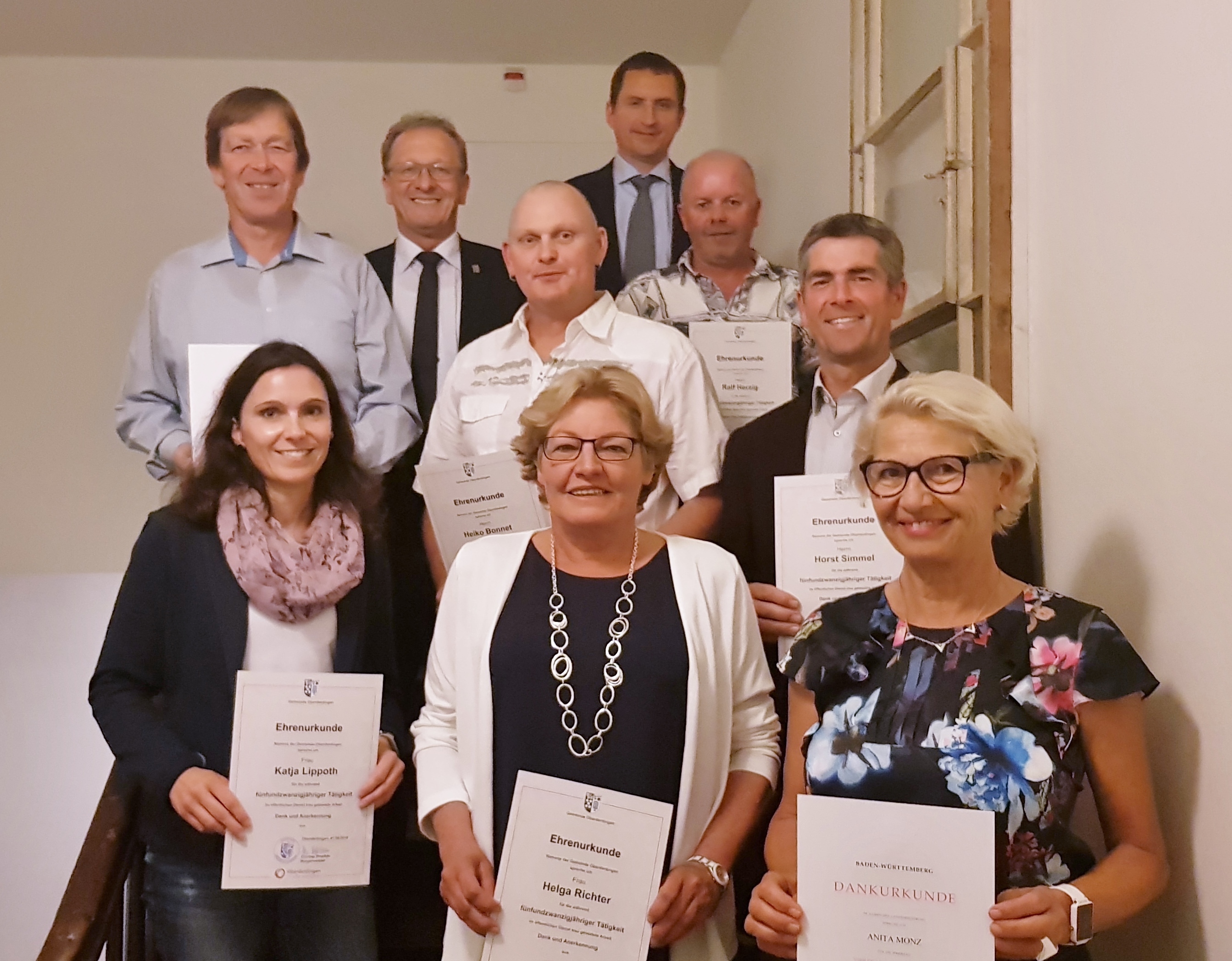 erste Reihe: Katja Lippoth, Helga Richter, Anita Monz;
zweite Reihe: Peter Westinger, Heiko Bonnet, Horst Simmel
dritte Reihe: Bürgermeister Thomas Nowitzki, Ralf Herzig
vierte Reihe: Amtsleiter Büro des Bürgermeisters Heiko De Vita