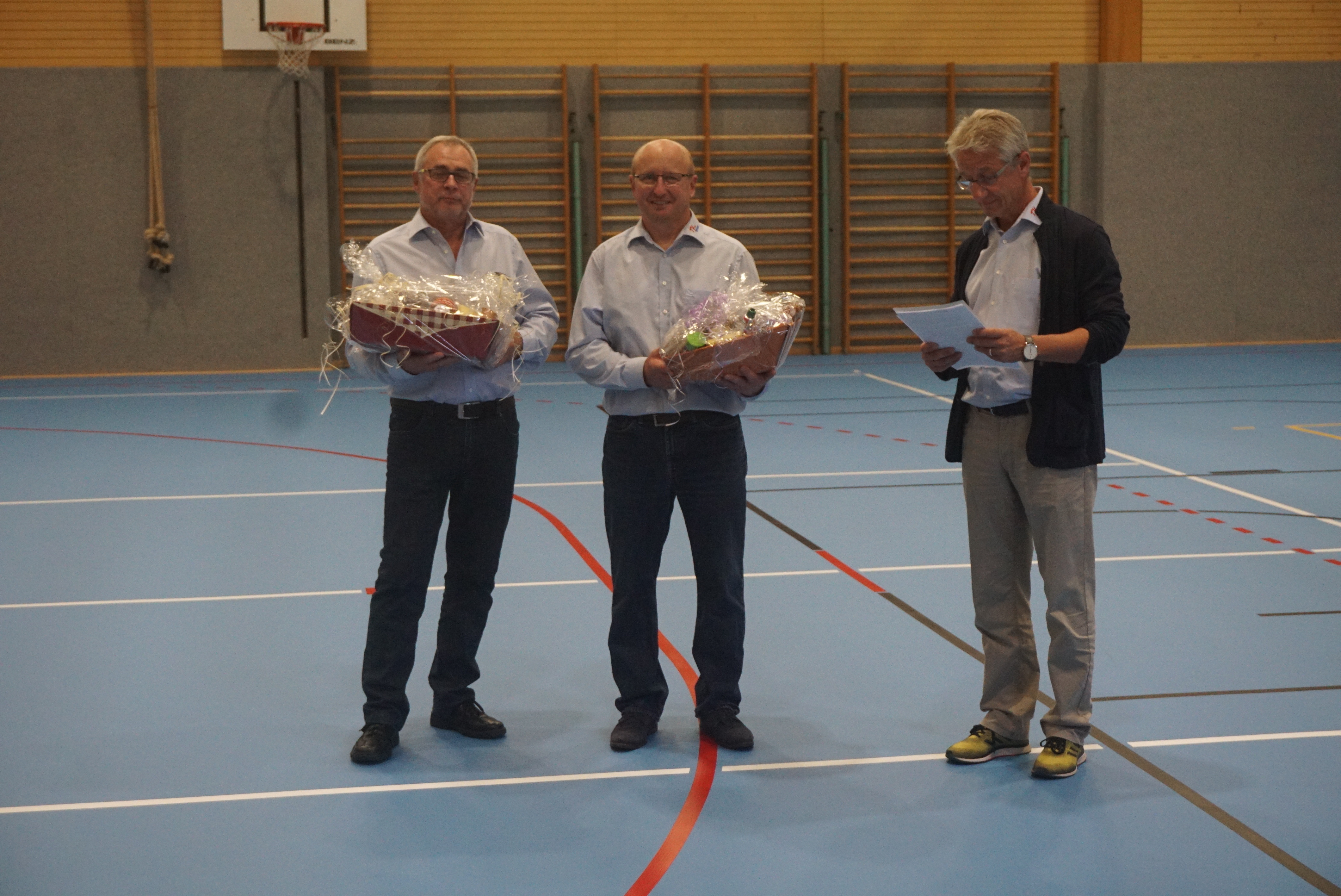 Der Vorsitzende des TV Bretten, Stefan Hammes (rechts), bedankte sich für den Einsatz von Armin Springer (Mitte) und Klaus Hofer. hjz