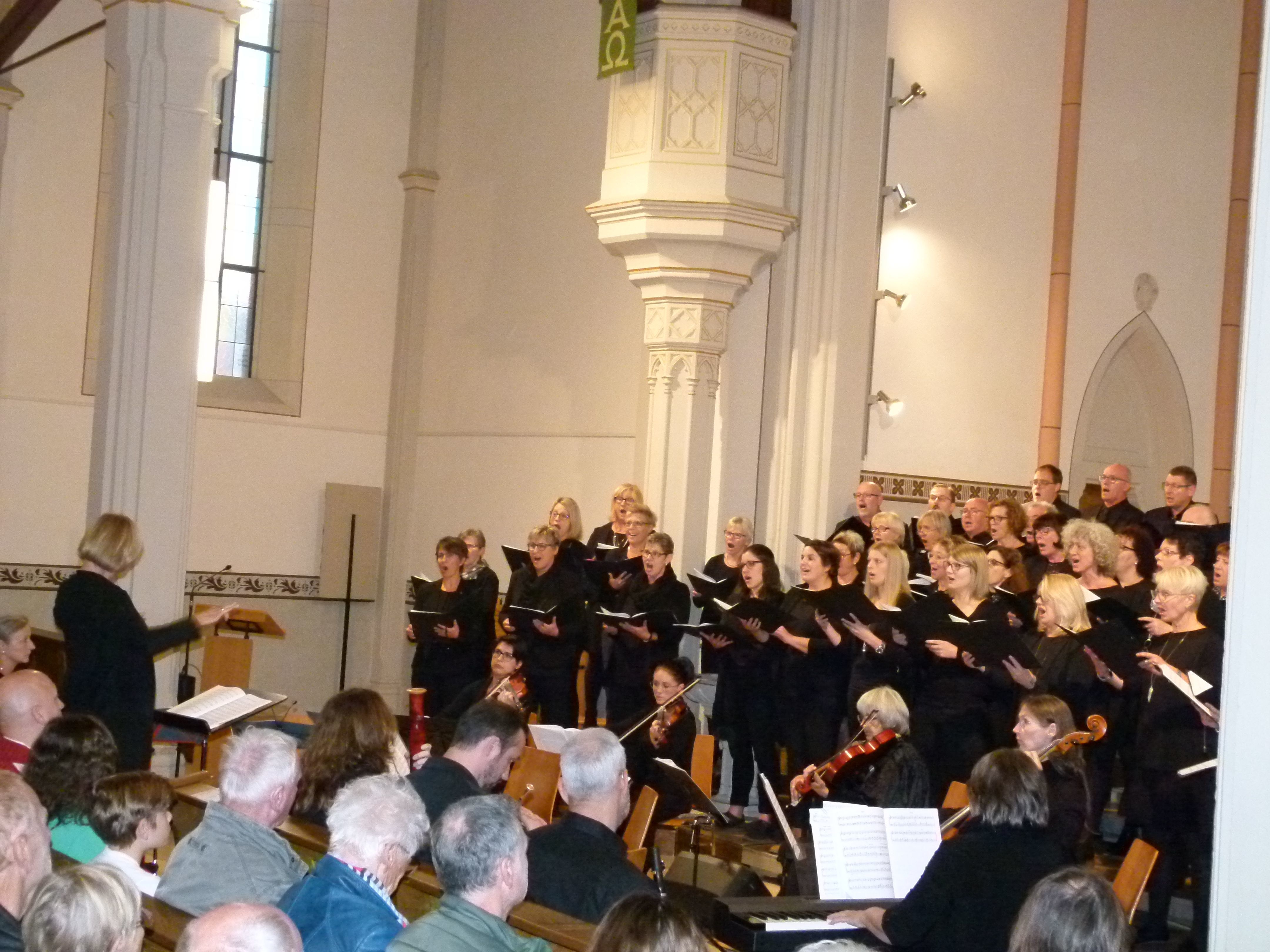 Der evangelische Kirchenchor Münzesheim mit seiner Chorleiterin Ilse Heizmann-Ernst begeisterte die Zuhörer in der sehr gut besuchten Martinskirche.