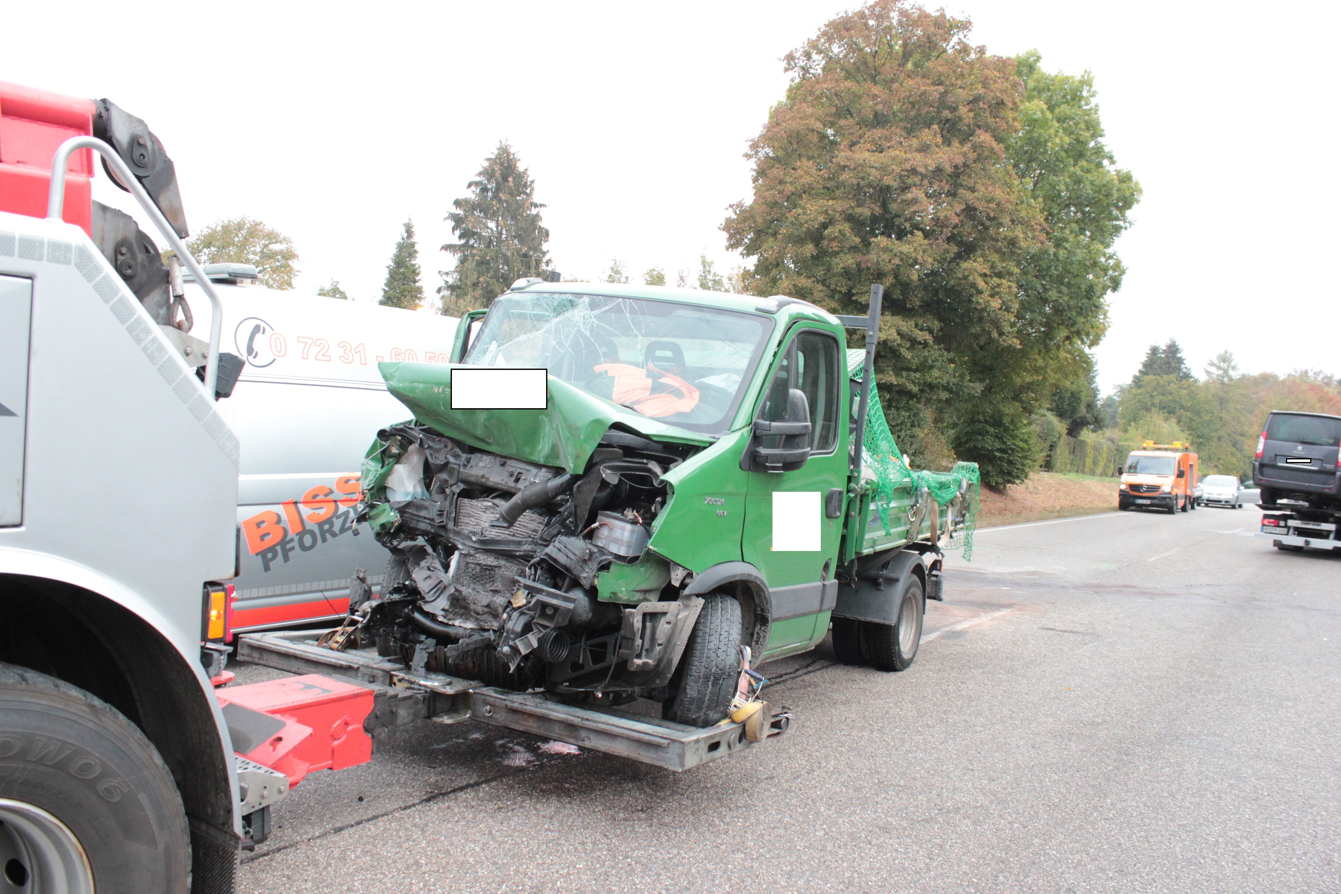 Zu einem schweren Unfall kam es am heutigen Freitagmorgen, 26. Oktober, auf der B35 zwischen Bretten Mitte und der Ausfahrt ATU.
