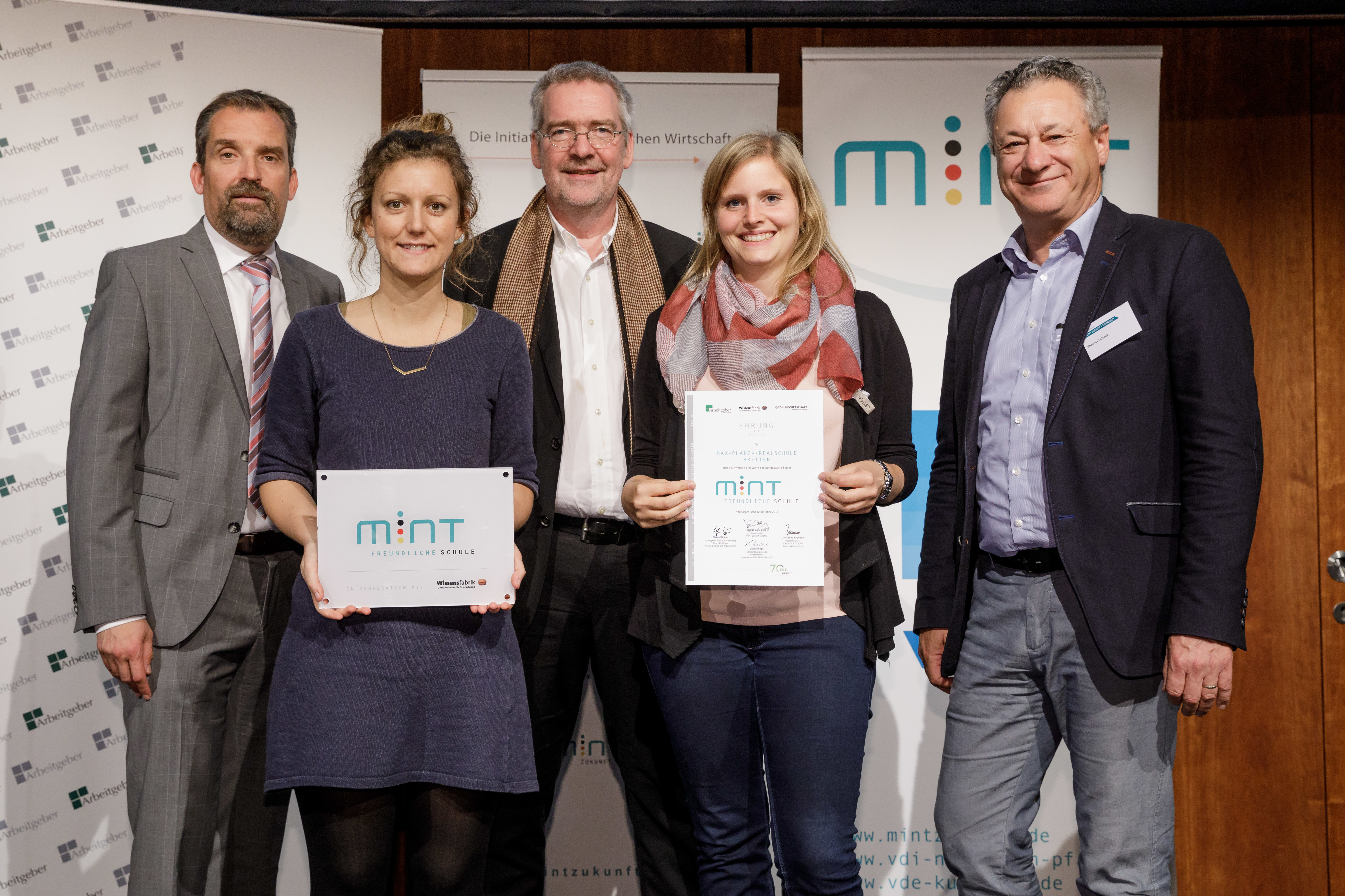von links nach rechts- Stefan Küpper (Geschäftsführer Politik, Bildung und Arbeitsmarkt Arbeitgeber Ba-Wü), Eva Deininger (Verantwortliche Informatik MPR), Harald Fisch (Geschäftsführer “MINT Zukunft schaffen!"), Rebecca Rieth (MINT-Beauftrage MPR), Thomas Schenk (Vorsitzender SCHULEWIRTSCHAFT Baden-Württemberg) erhalten die Auszeichnung