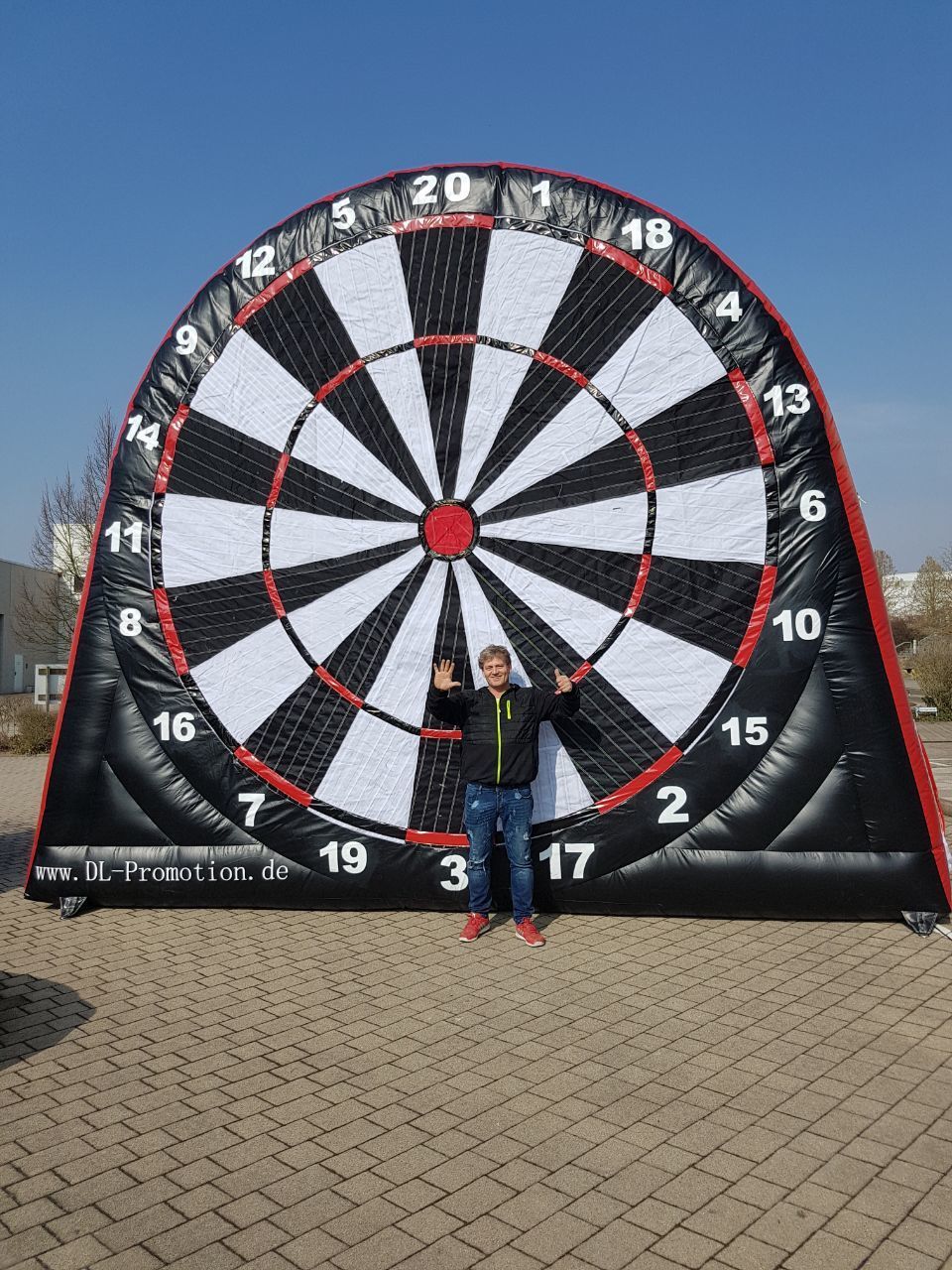 Super-Dartscheibe: Fußballer können an dieser riesigen Fußball-Dartscheibe ihre Fähigkeiten unter Beweis stellen.