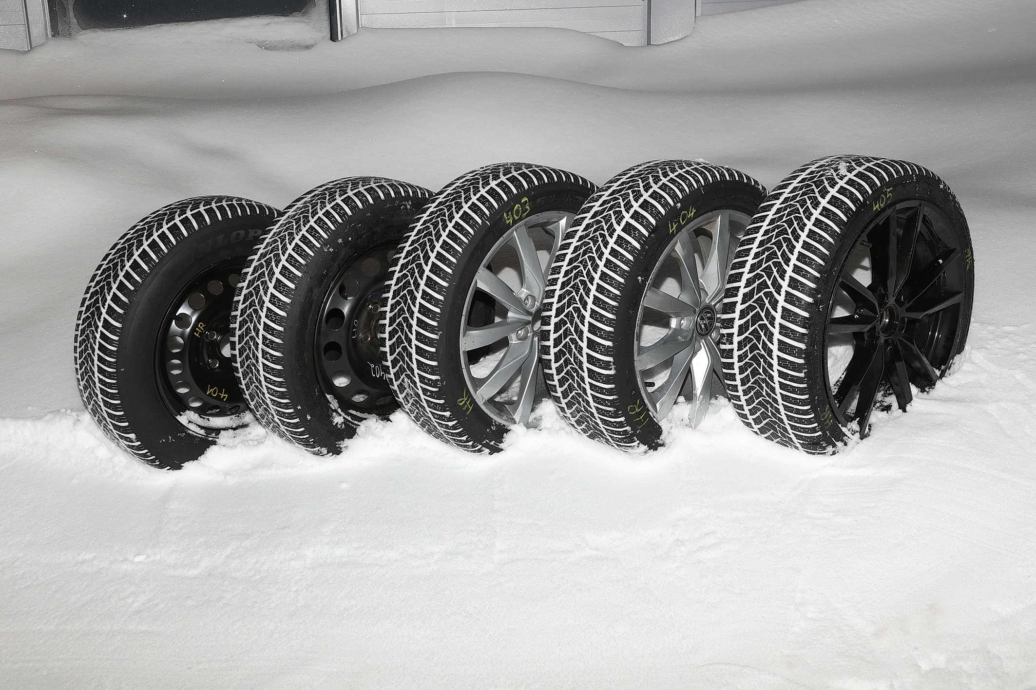 Der ADAC hat fünf verschiedene Breiten eines Dunlop Winter Sport 5 auf unterschiedliches Verhalten getestet. Foto: Auto-Medienportal.Net/ADAC