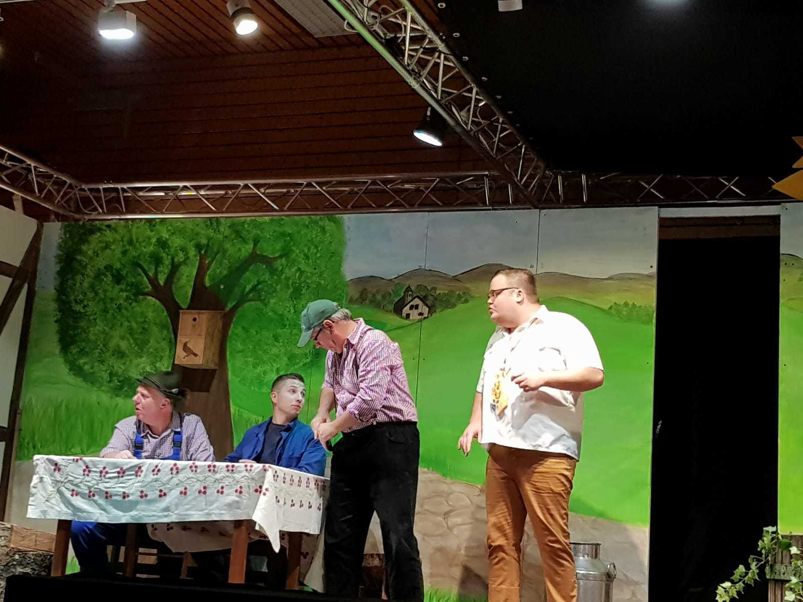 "Opa" Ralf Geßler, "Knecht" Dennis Hirsch und Matthias Leins verhandeln mit dem "Käufer" Johannes Vogl
