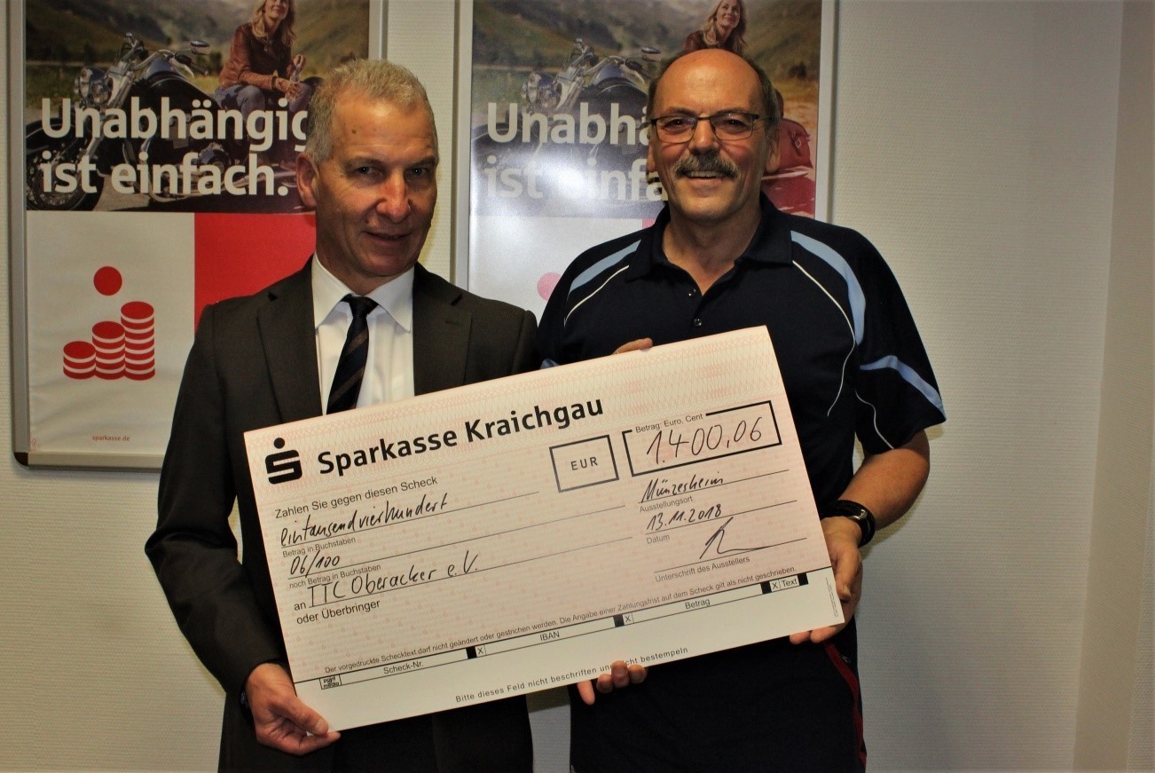 Der Filialleiter der Sparkasse Kraichgau Friedbert Bechthold (links) überreicht den Spendenscheck an den stellvertretenden Vorsitzenden des TTC Oberacker Günter Kopf.