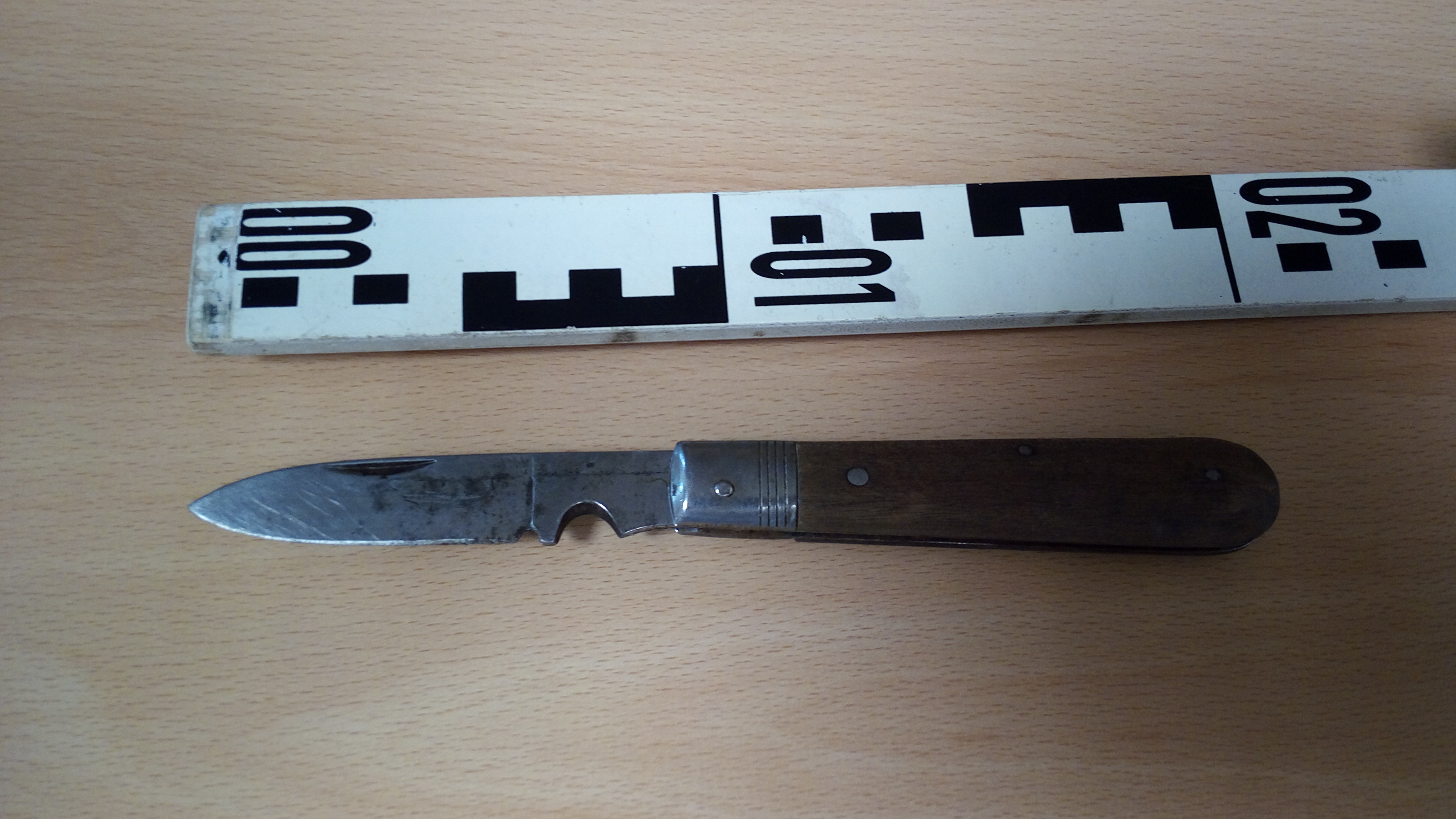 Ein Unbekannter hat eine Schaukel auf einem Spielplatz im Kreis Karlsruhe mit dem abgebildeten Messer präpariert. 