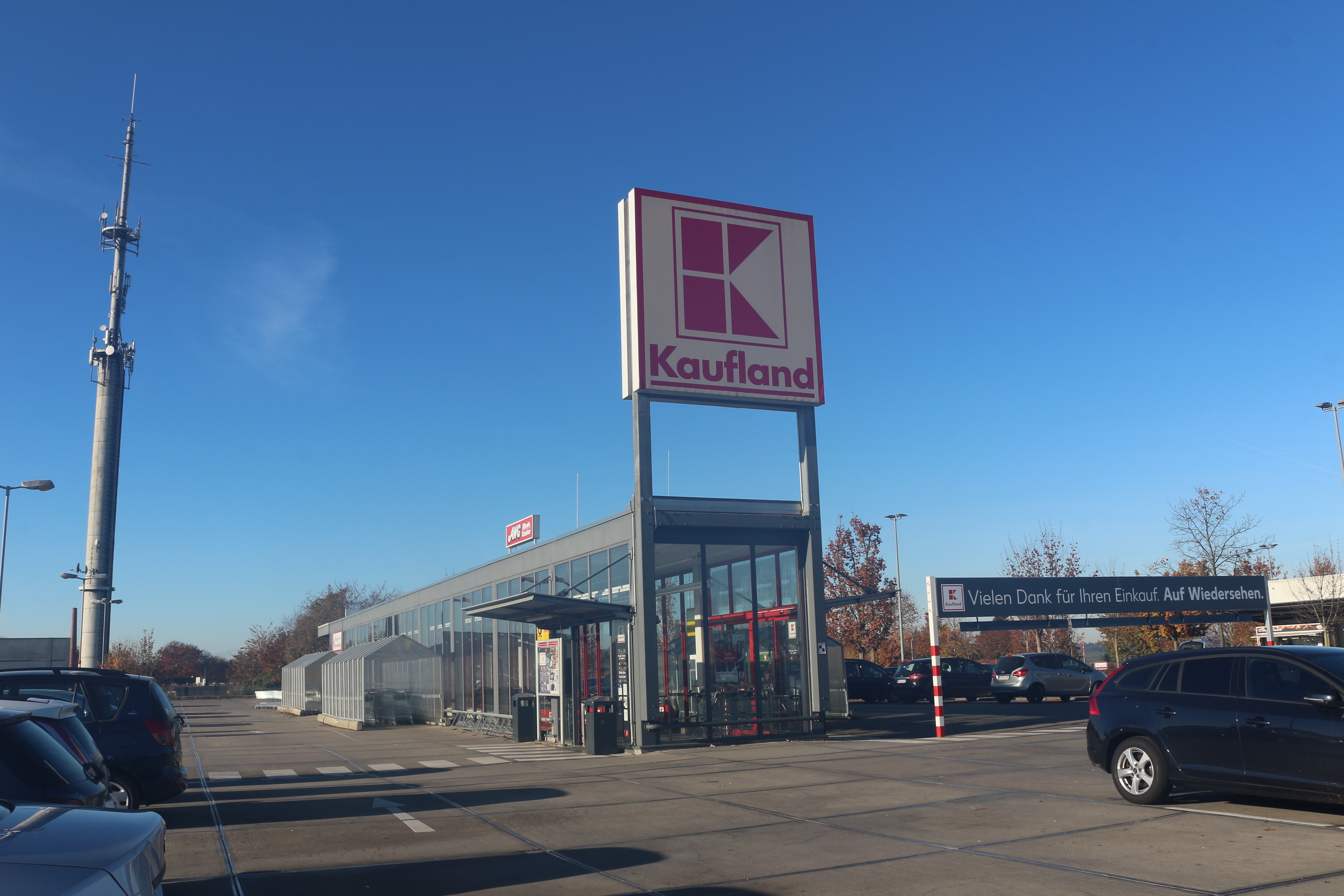 Die Schwarz-Gruppe plant für den Kaufland-Standort auf der Diedelsheimer Höhe eine Marktmodernisierung mit Erweiterung der Verkaufsfläche. Wie eine Sprecherin gegenüber der Brettener Woche jetzt bestätigte, müssen dafür alle Fachmärkte und Konzessionäre weichen.