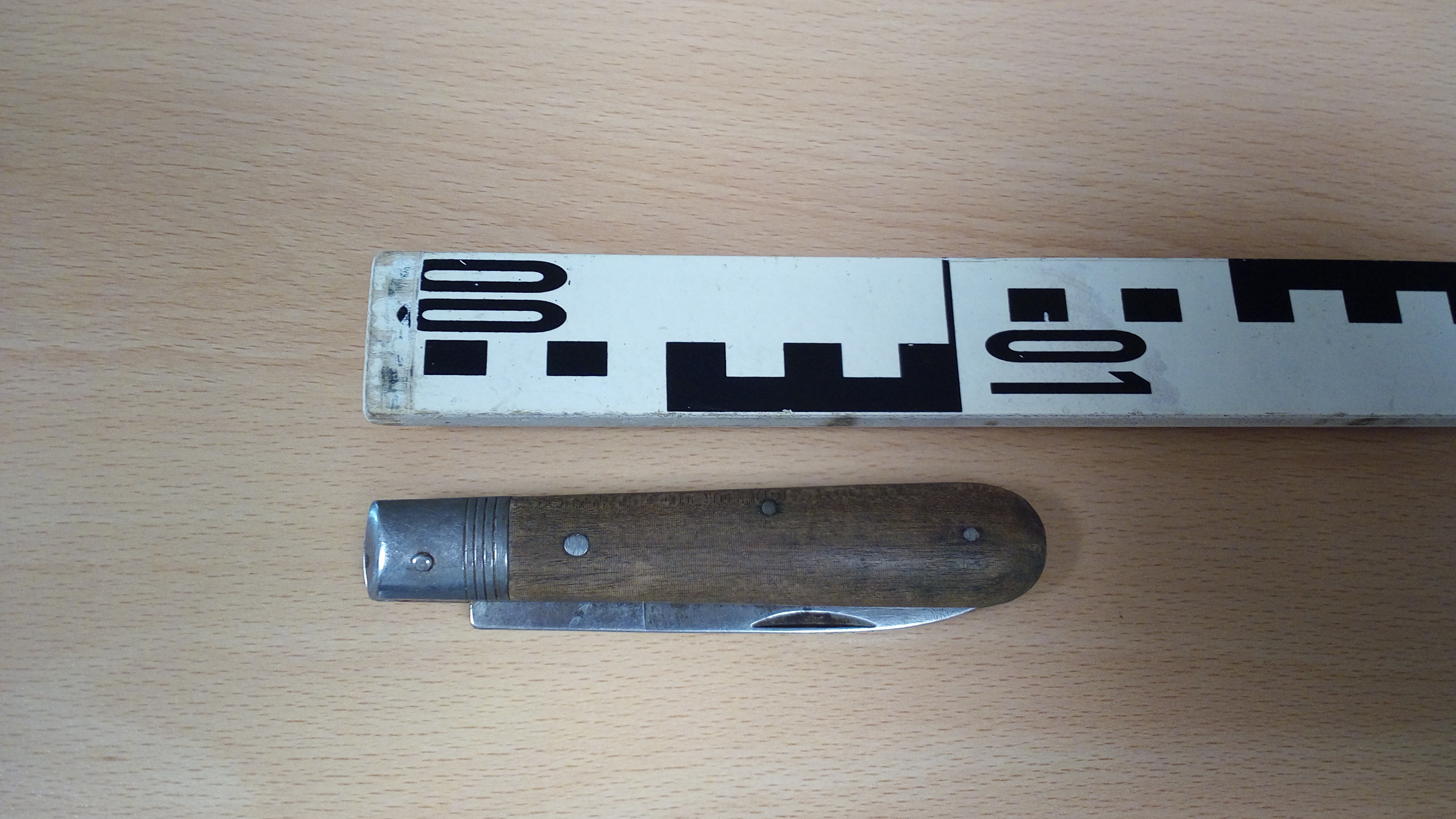 Ein Unbekannter hat eine Schaukel auf einem Spielplatz im Kreis Karlsruhe mit einem Messer präpariert. 
