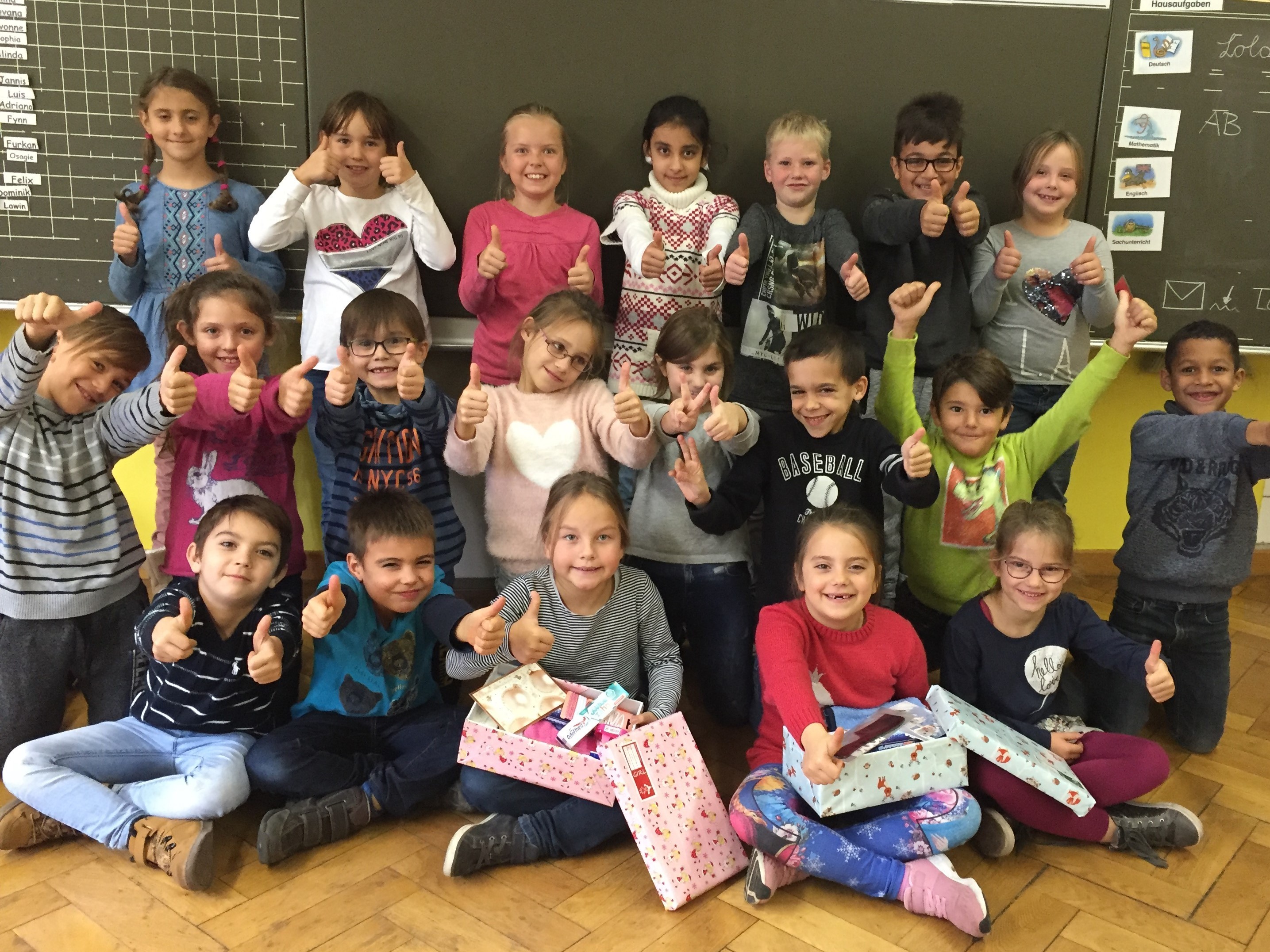 Die Klasse 2c beteiligt sich mit Begeisterung an der Aktion "Weihnachten im Schuhkarton"